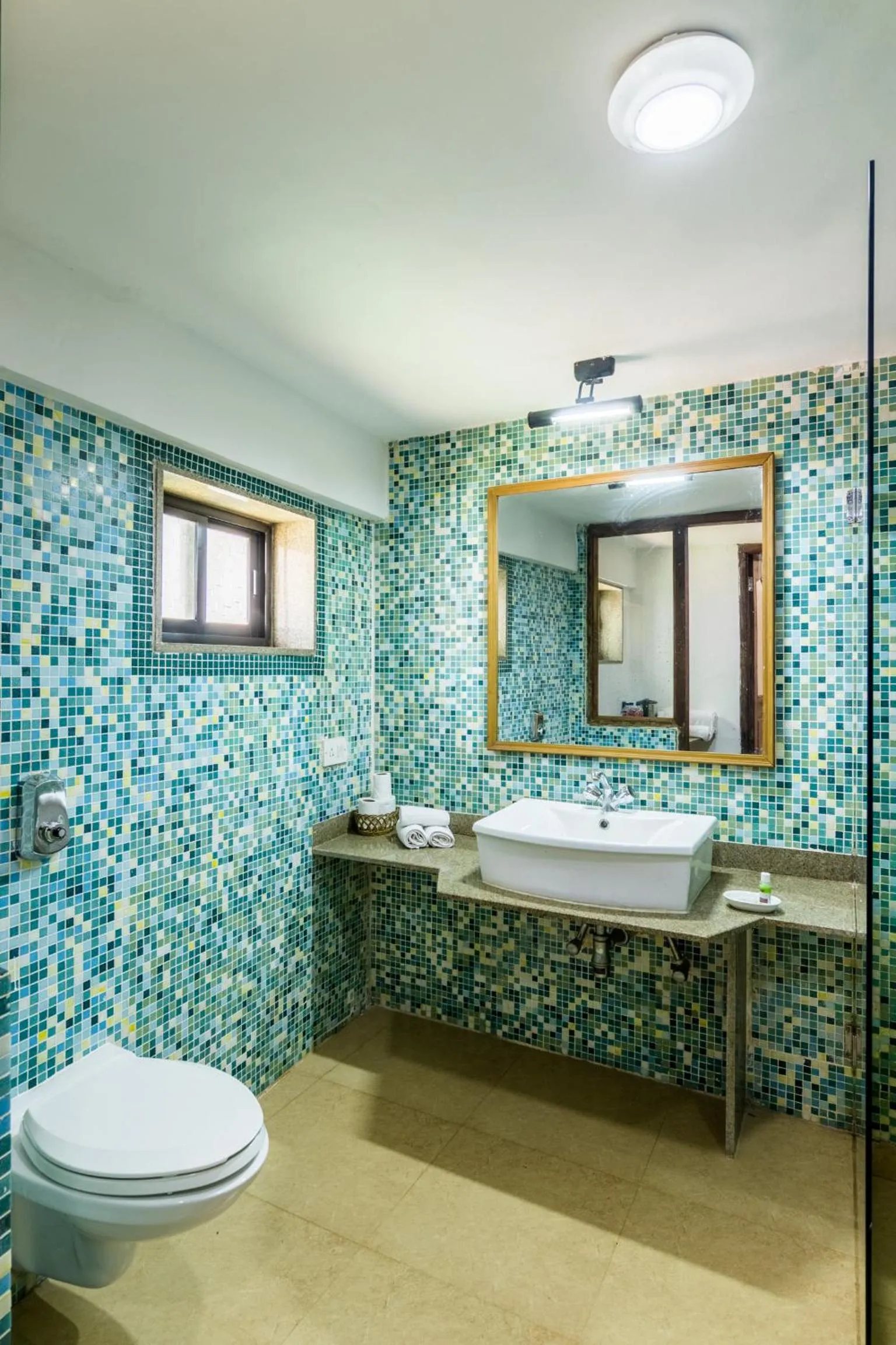 Toilet in Granpa's Inn Hotel Bougainvillea