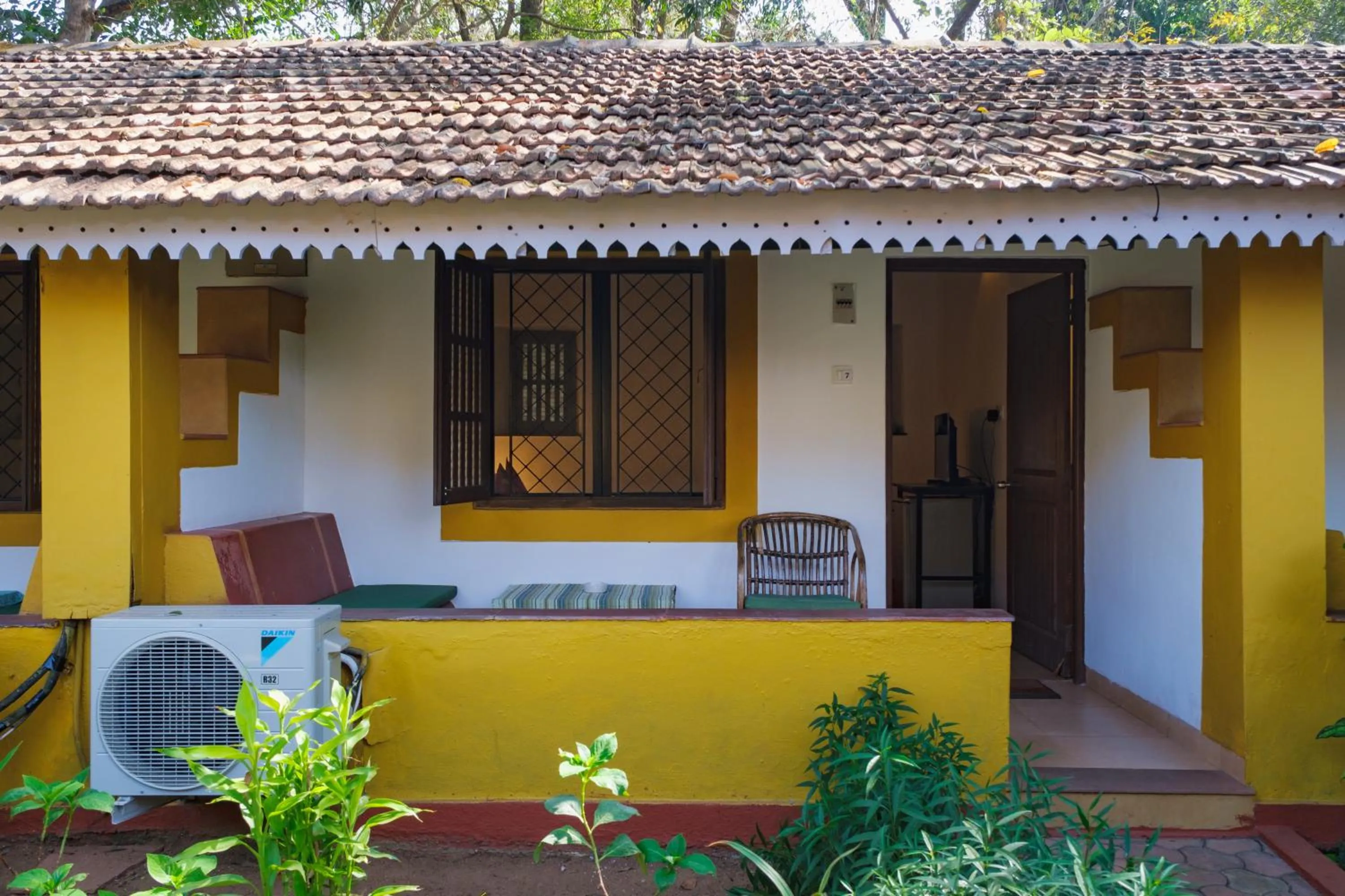 Property building in Granpa's Inn Hotel Bougainvillea