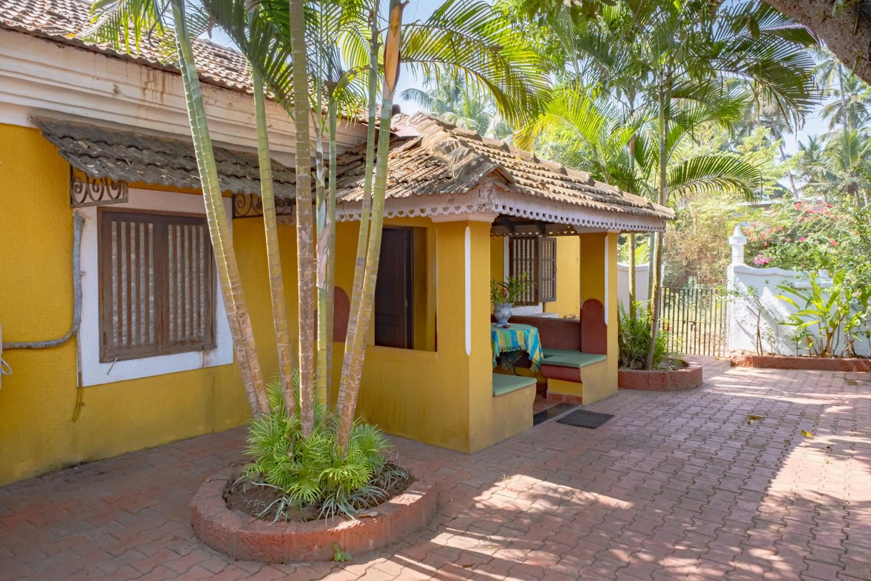 Day in Granpa's Inn Hotel Bougainvillea