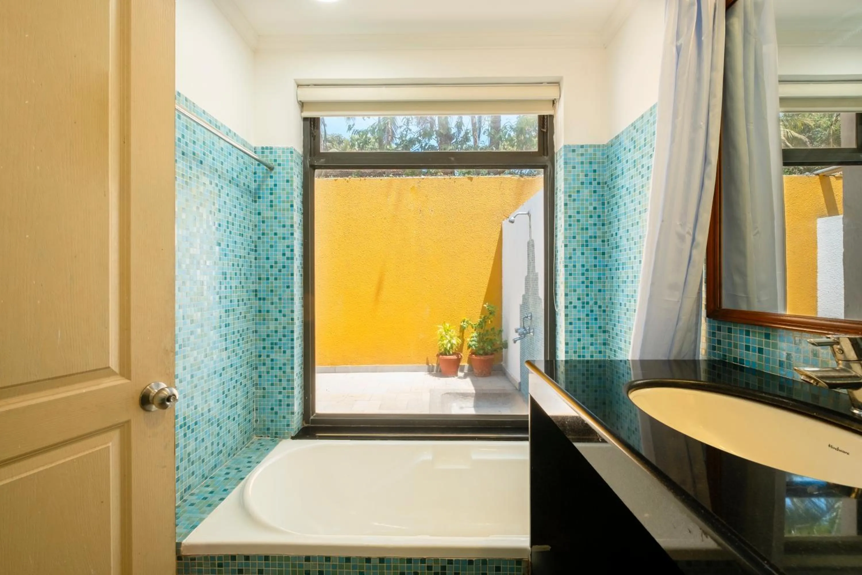 Bathroom, Bed in Granpa's Inn Hotel Bougainvillea
