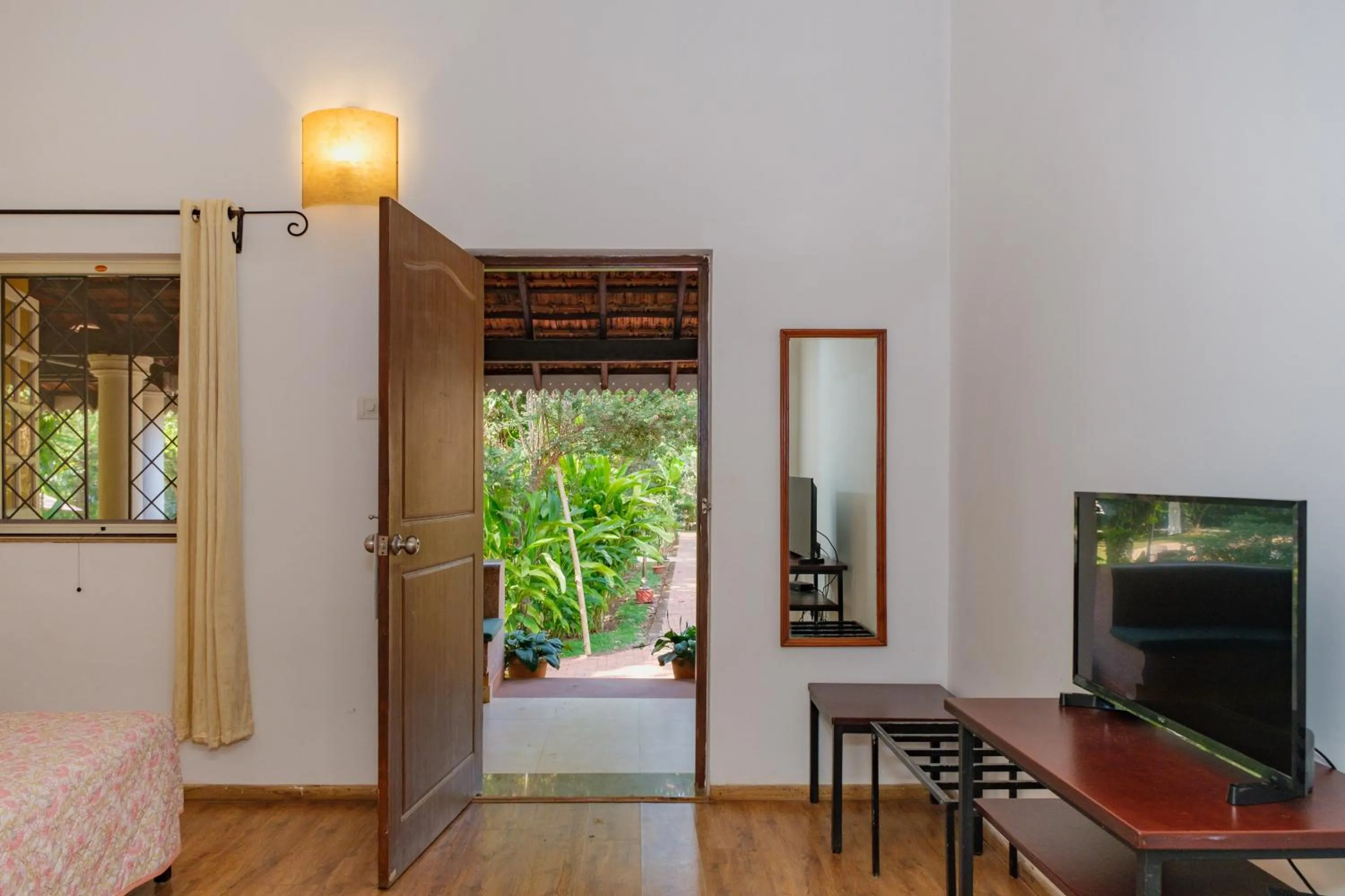 TV and multimedia in Granpa's Inn Hotel Bougainvillea