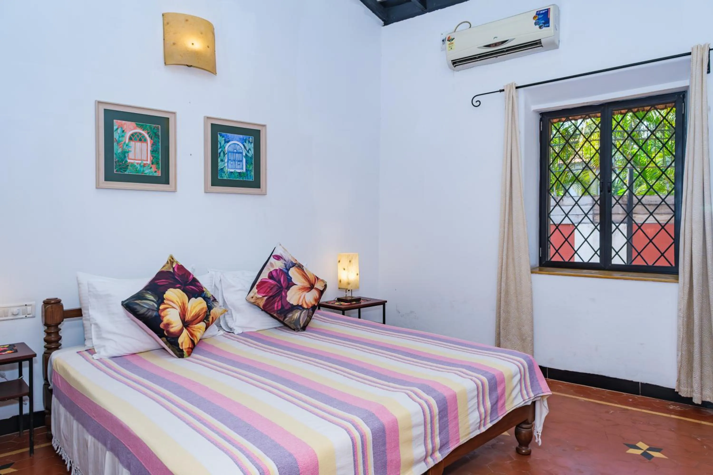 TV and multimedia, Bed in Granpa's Inn Hotel Bougainvillea