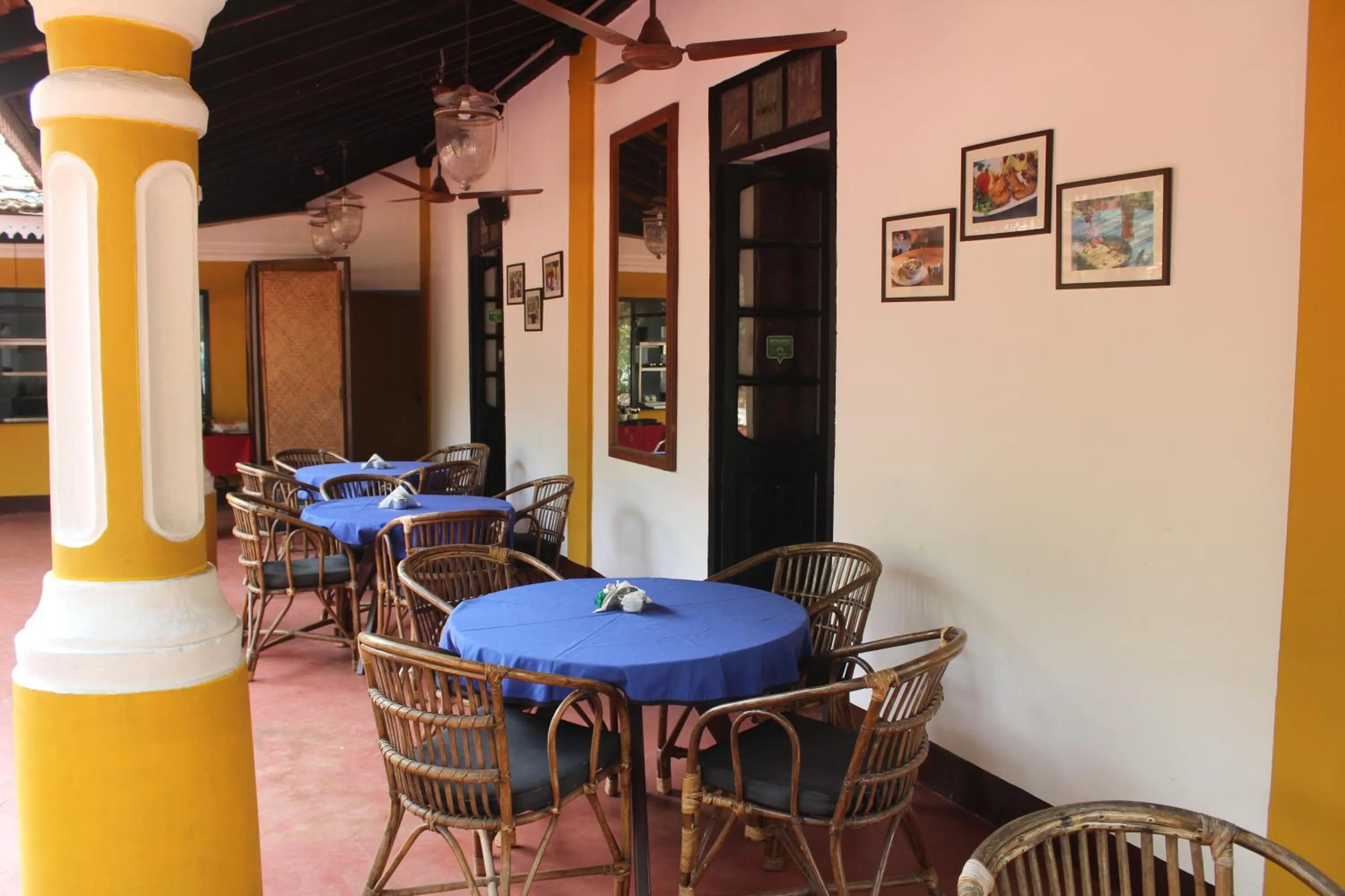 Dining area in Granpa's Inn Hotel Bougainvillea