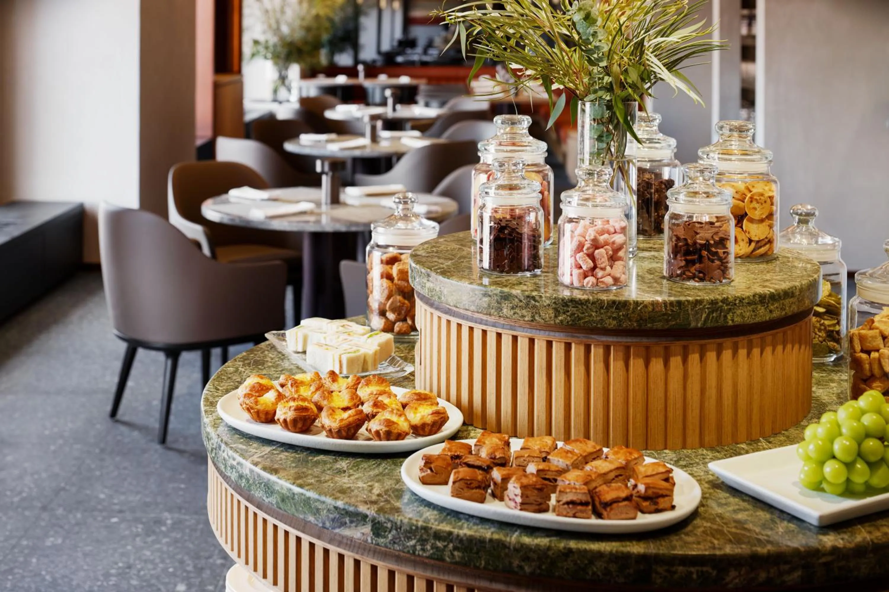 Lounge or bar in RIHGA Royal Hotel Osaka, Vignette Collection by IHG