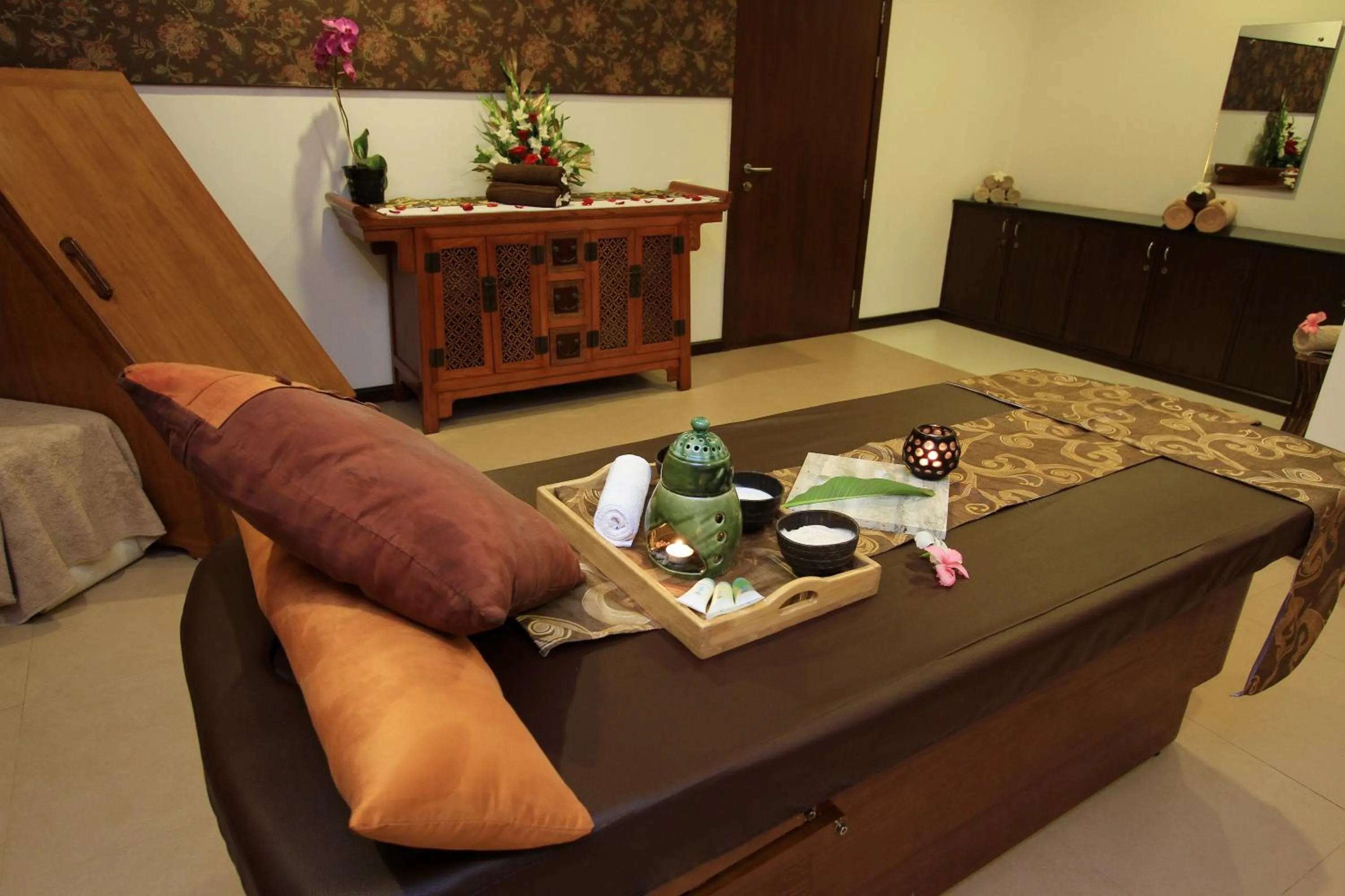 Massage, Bed in Silent Shores Resort & Spa