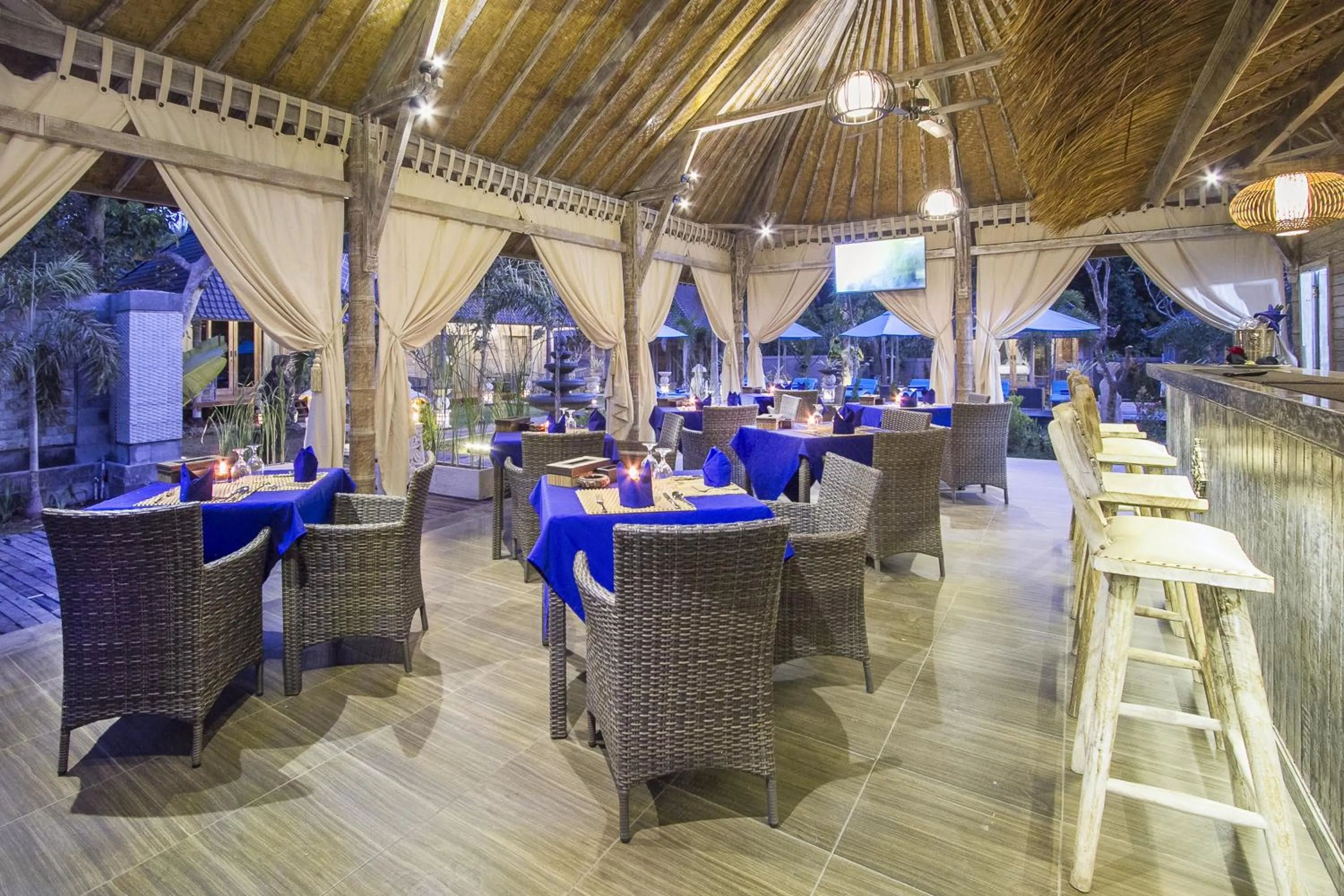 Restaurant/places to eat in The Palm Grove Villas