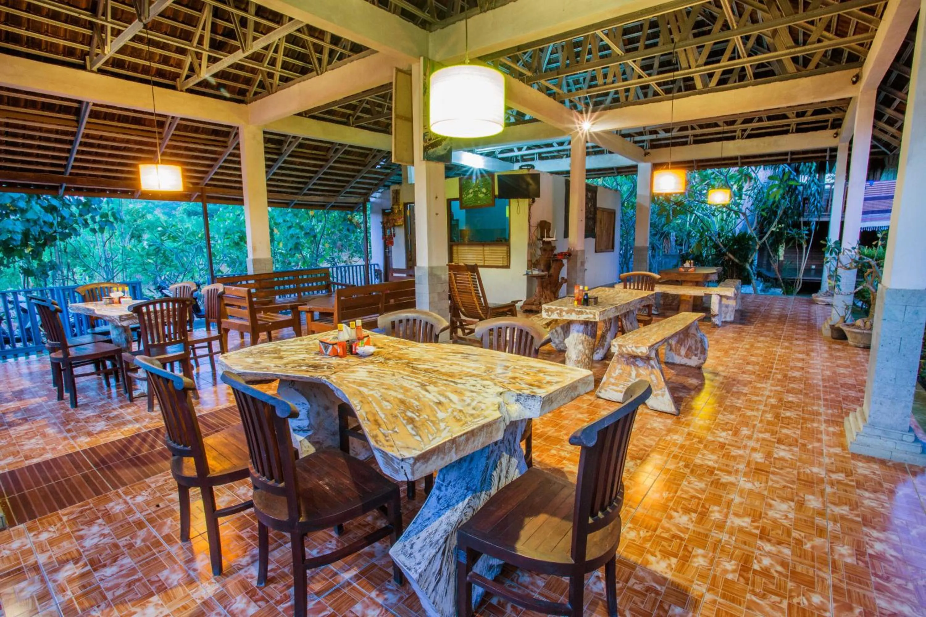 Restaurant/places to eat in Lotus Garden Huts