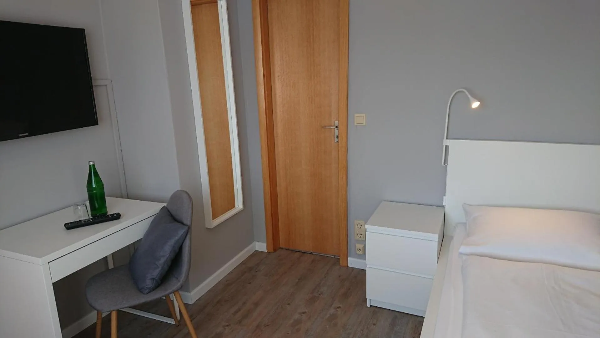 Staff, Bed in Ostseehotel Kappeln by team SchleiFee