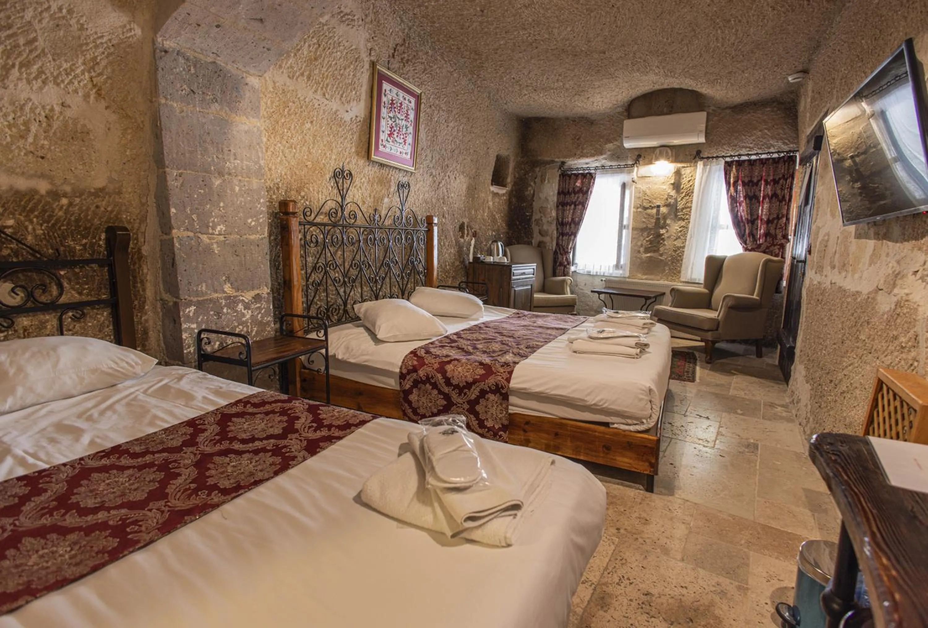 Photo of the whole room, Bed in Century Cave Hotel