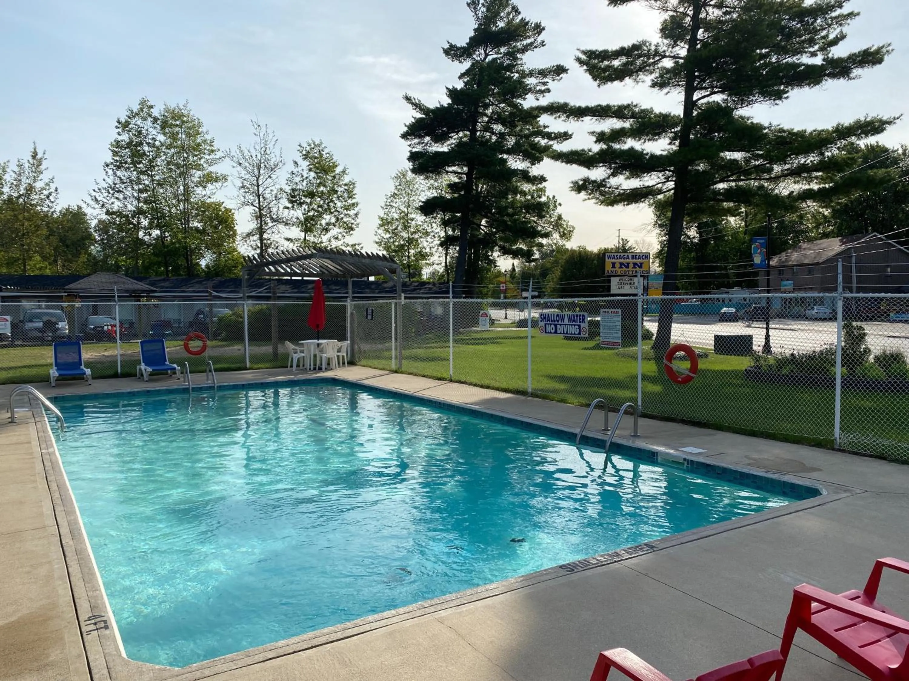Swimming pool in Wasaga Beach Inn And Cottages