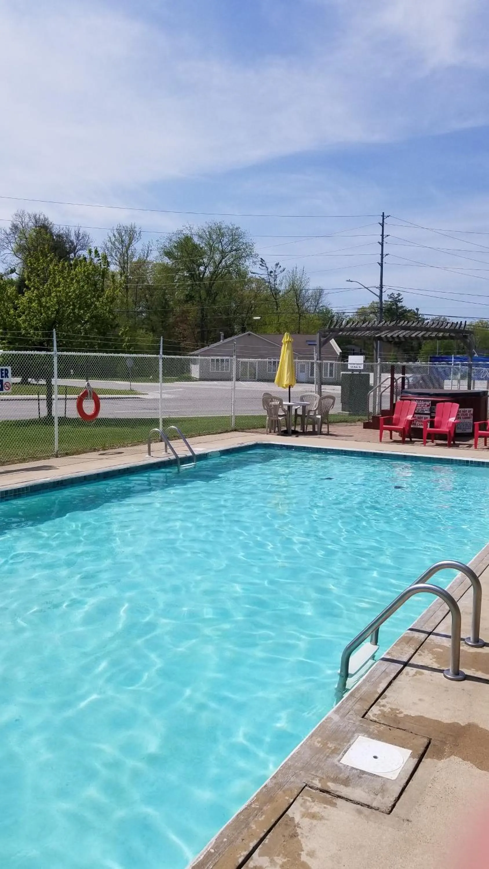 Swimming pool in Wasaga Beach Inn And Cottages