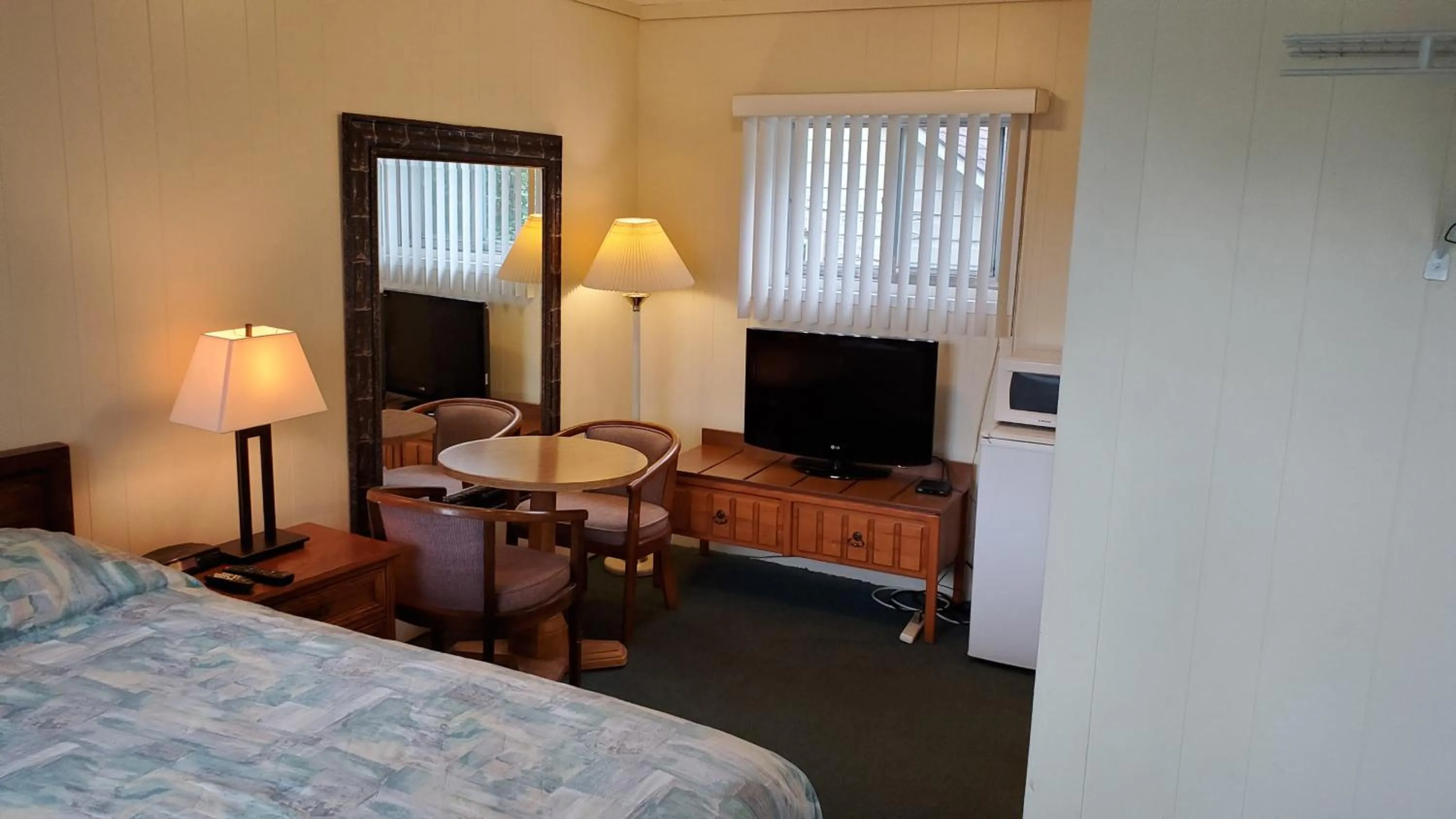 TV and multimedia in Wasaga Beach Inn And Cottages