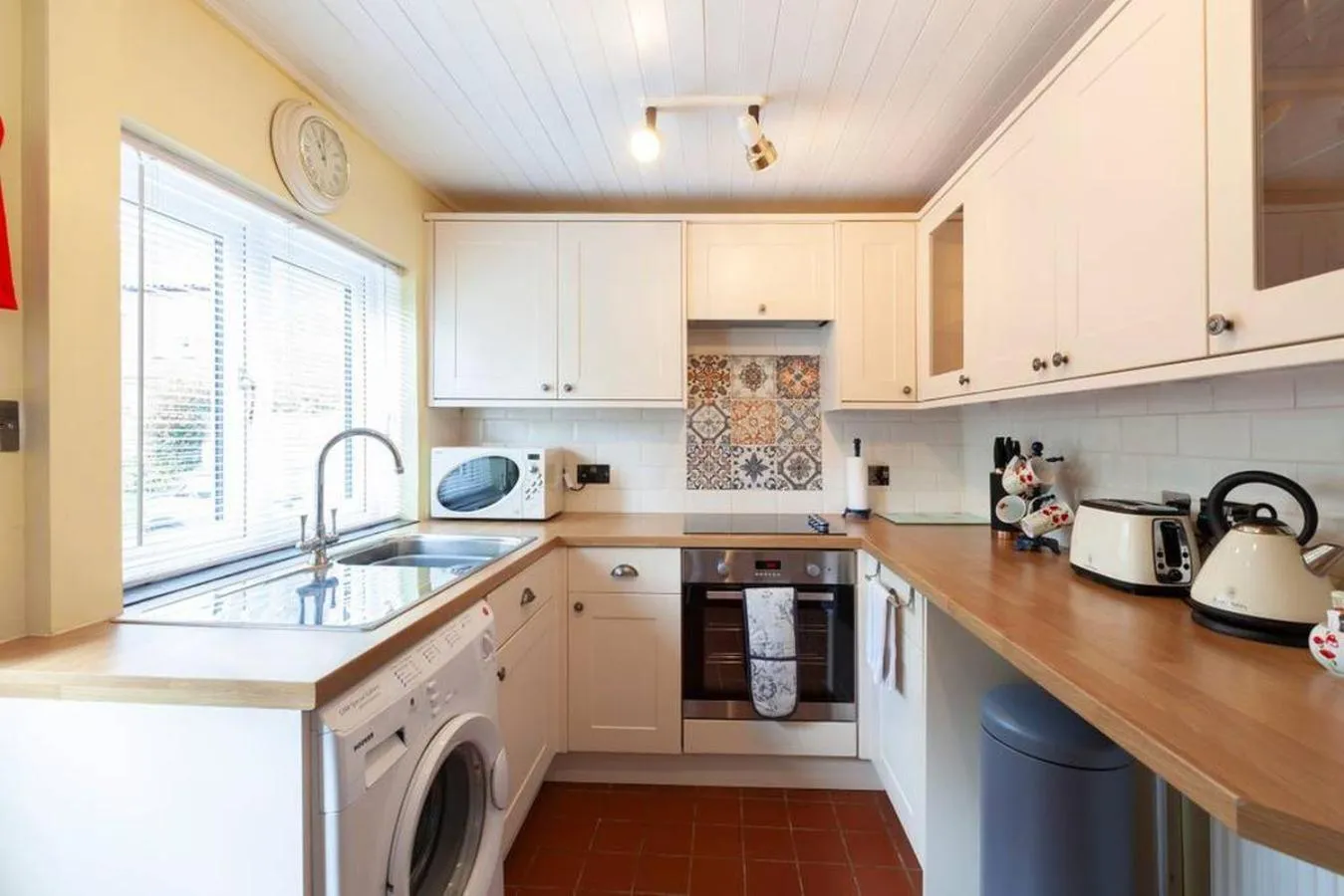 Kitchen or kitchenette in Ceilidh Cottage