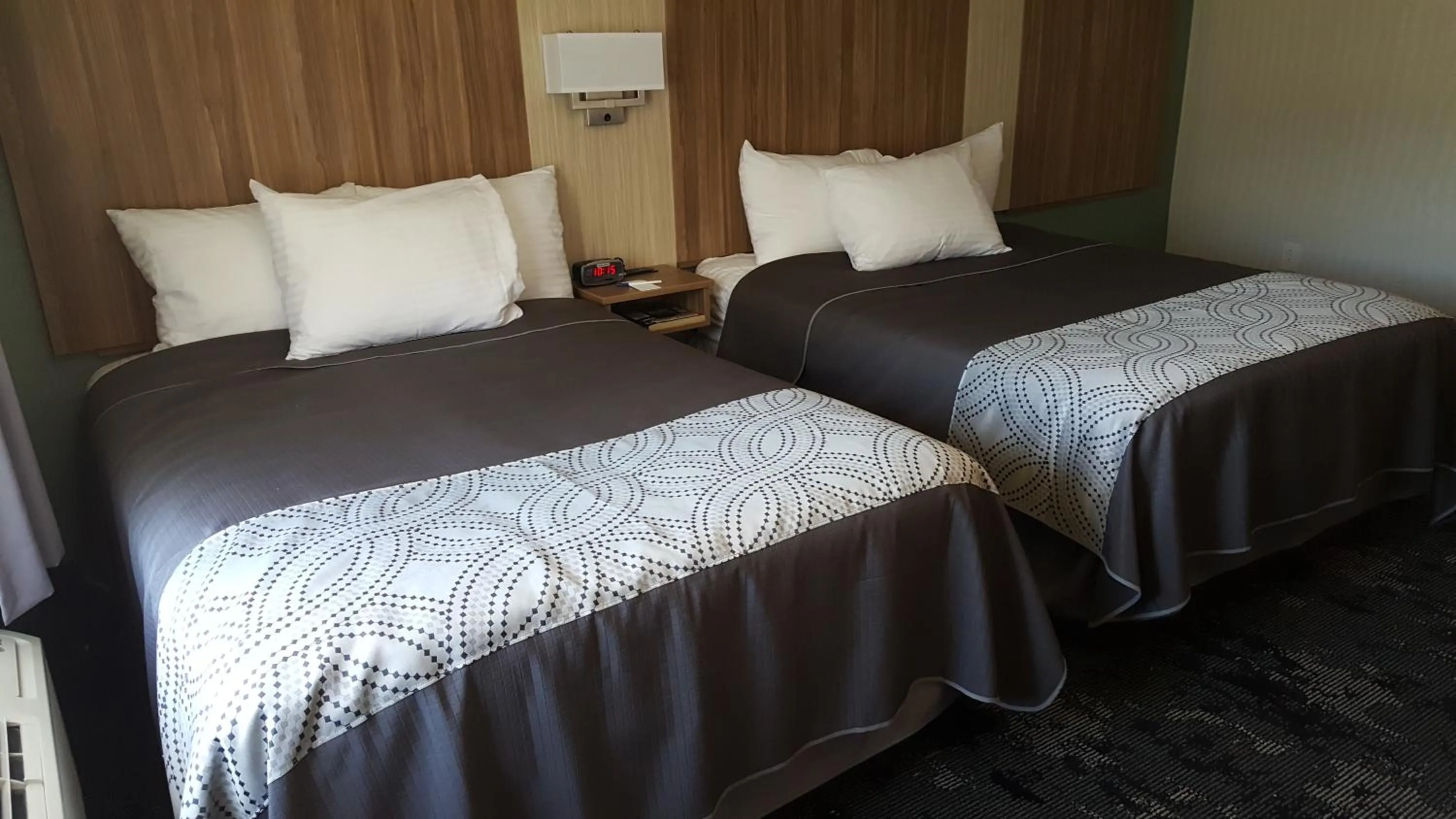 Bed in AArtpark Hotel Inn at Lewsiton