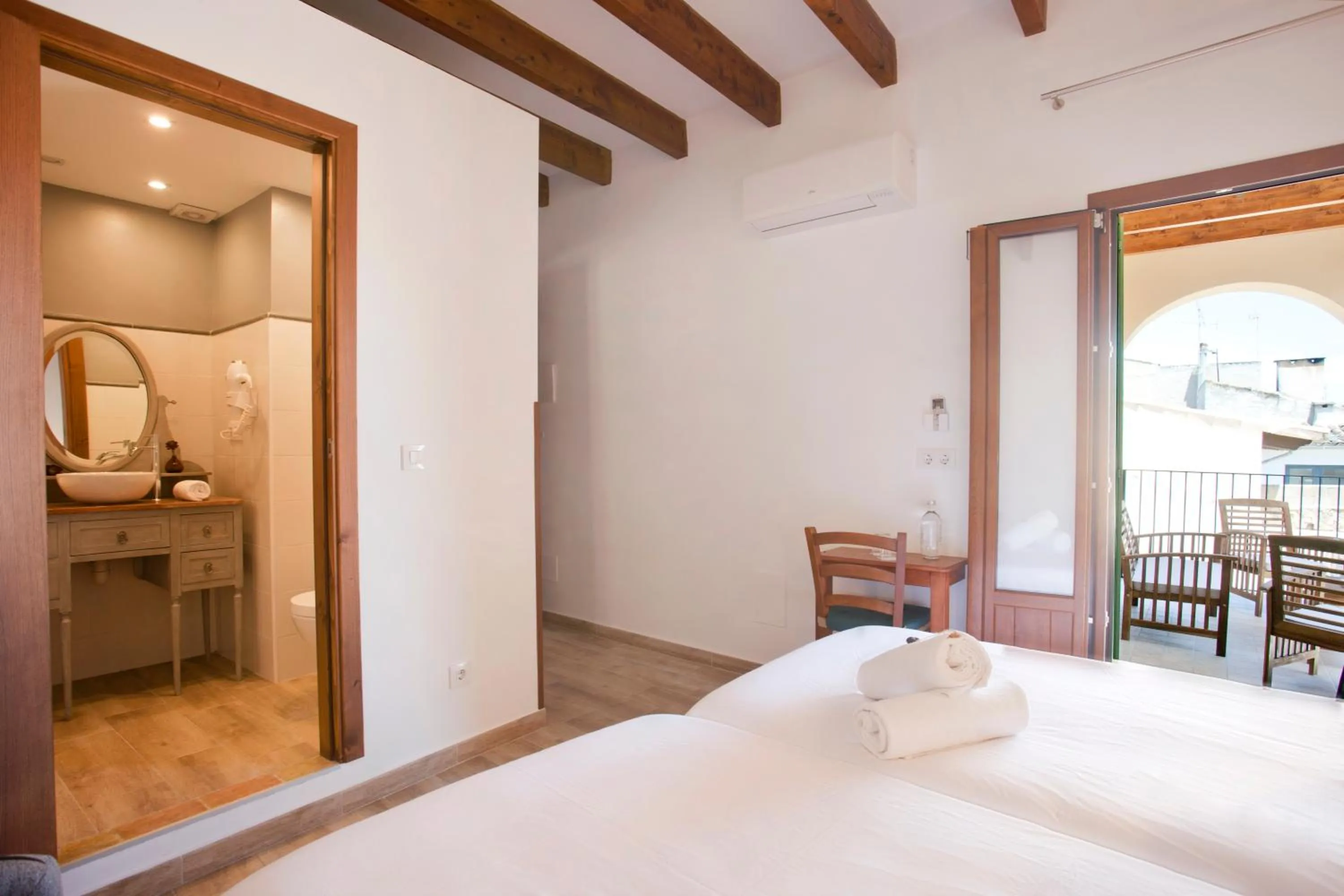 Bathroom, Bed in Casal de Petra - Rooms & Pool by My Rooms Hotels TI