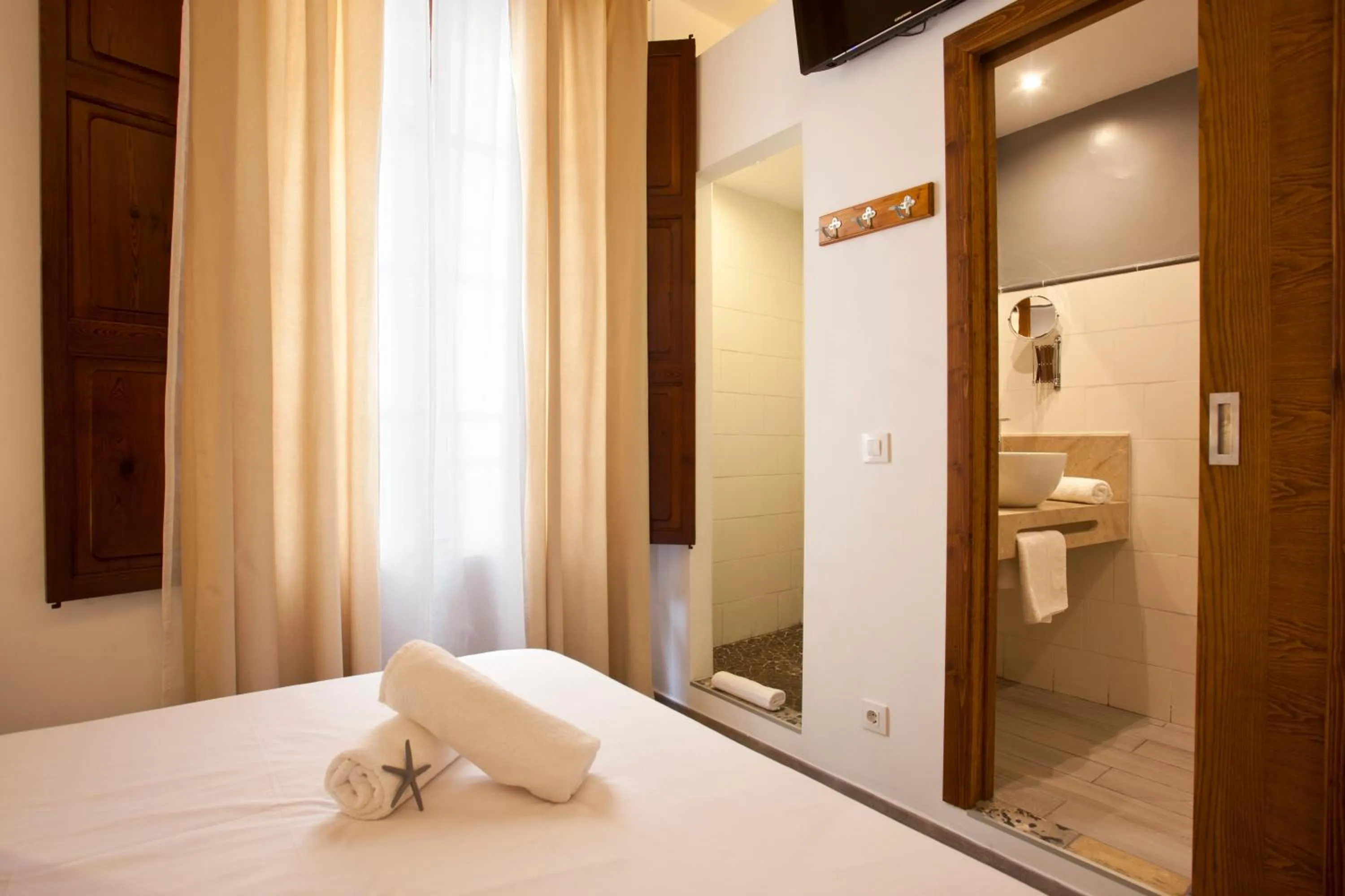Bathroom, Bed in Casal de Petra - Rooms & Pool by My Rooms Hotels TI