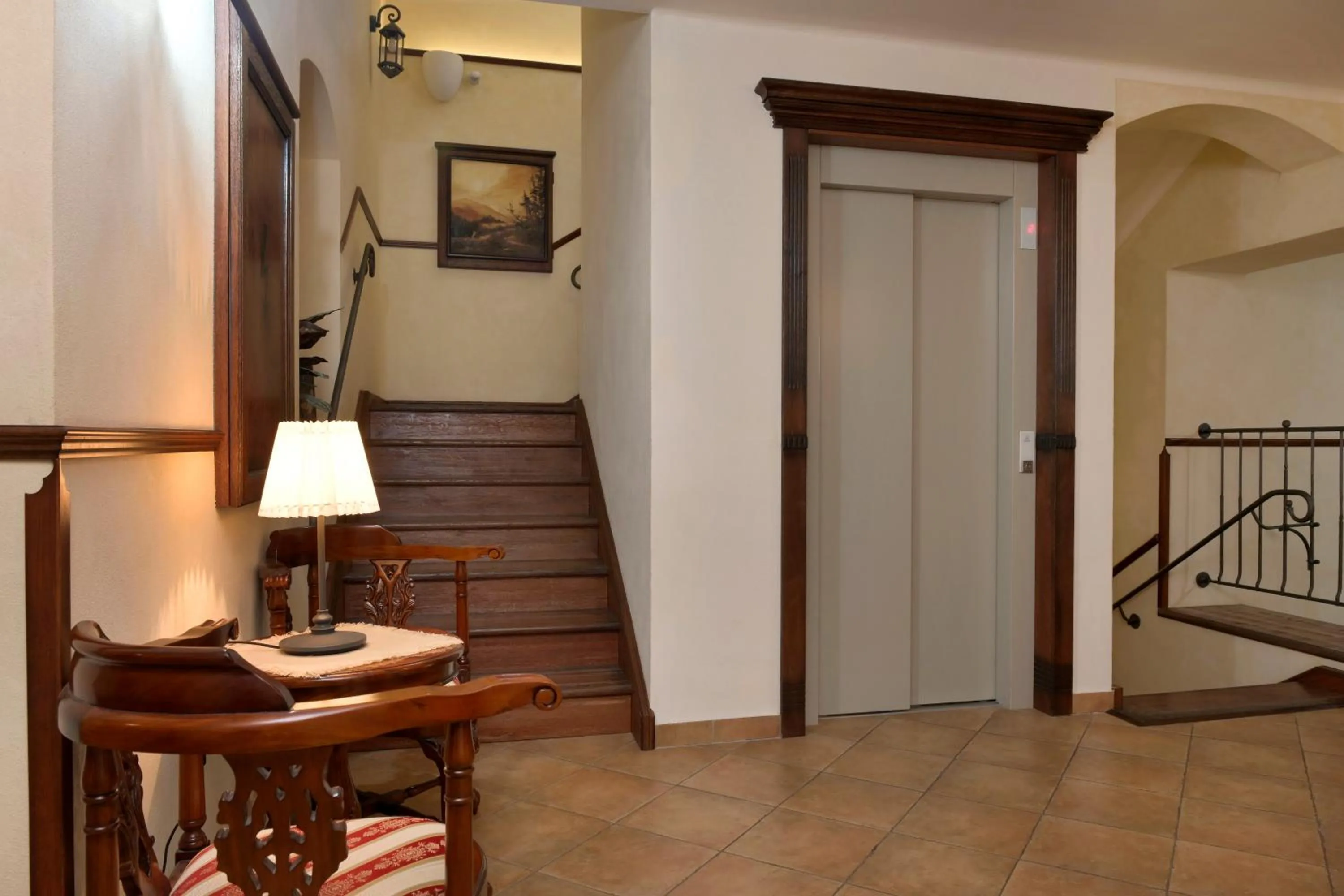 elevator in La Fresca