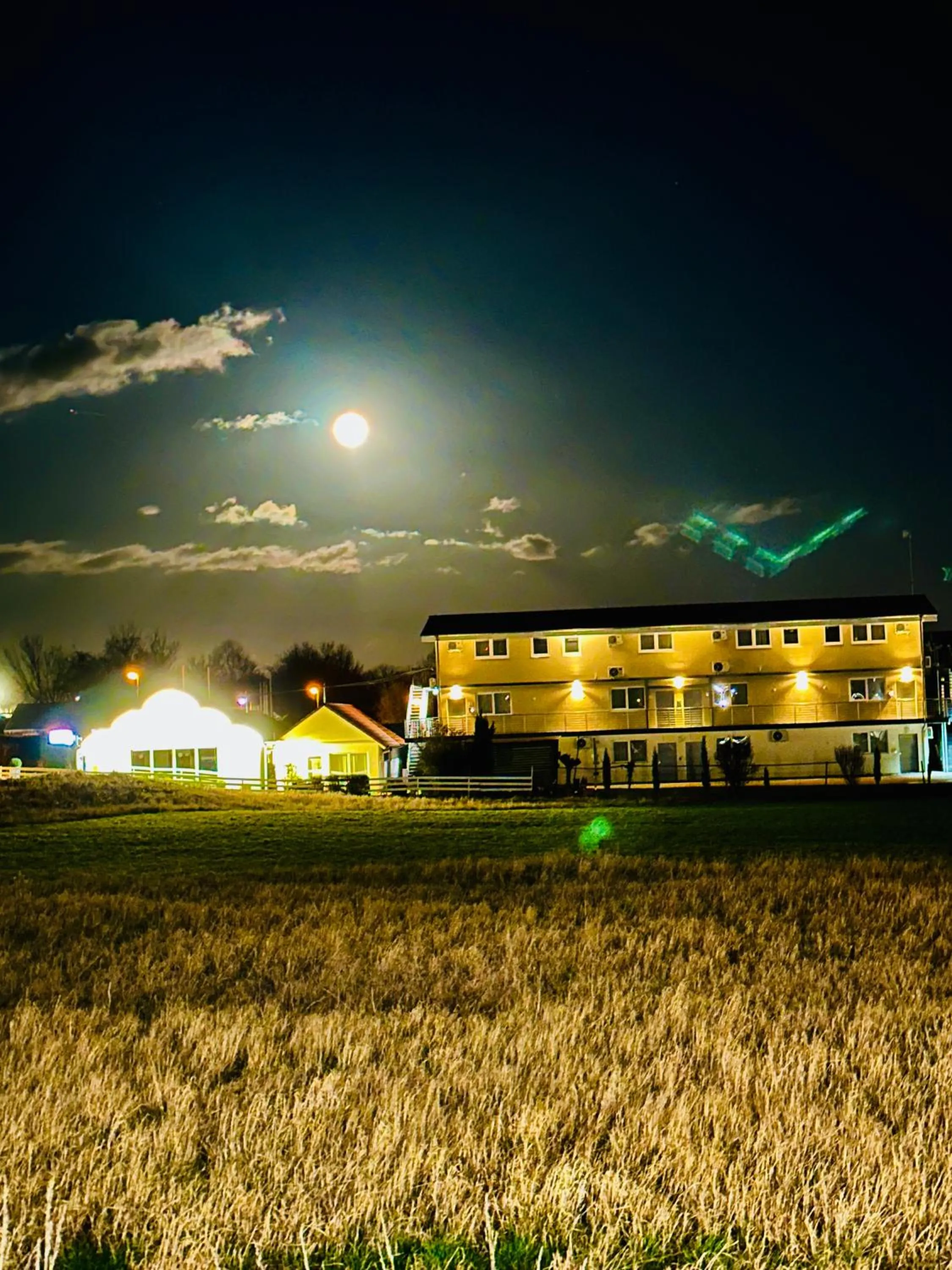 Property building in Kraft Hotel-Klimaanlage in jedem Zimmer, AC in each room!