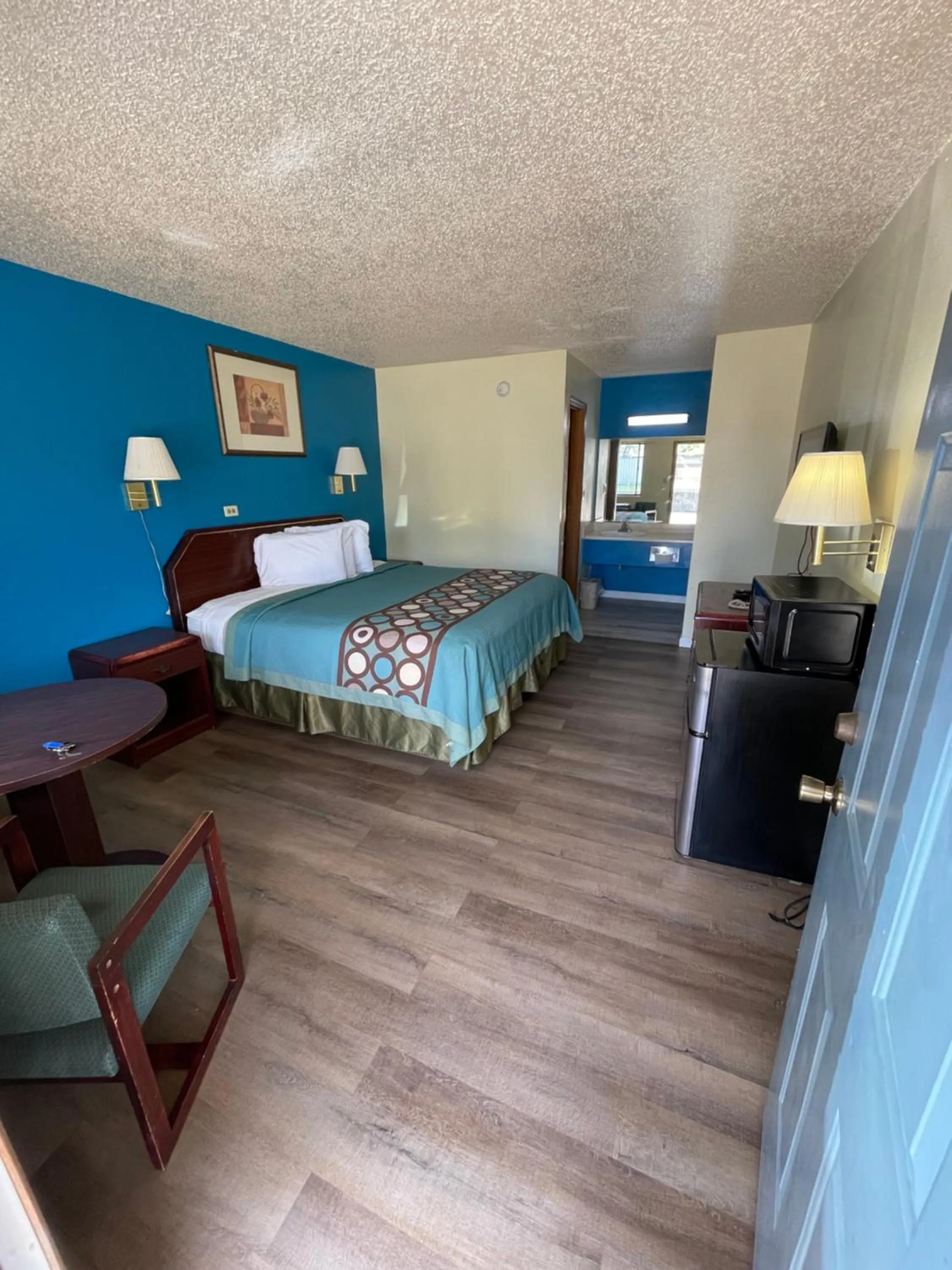 Photo of the whole room, Bed in Executive Inn