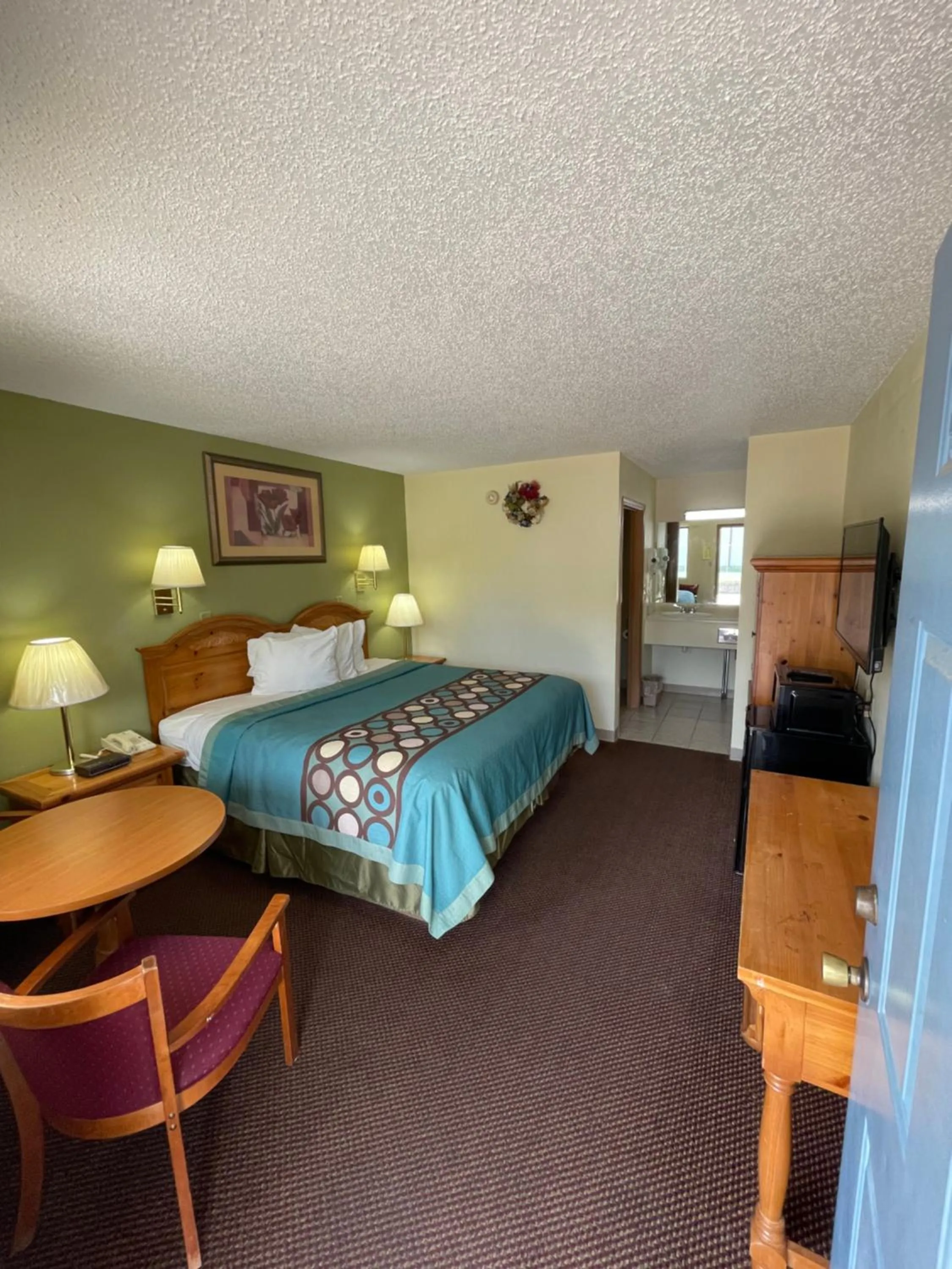Photo of the whole room, Bed in Executive Inn