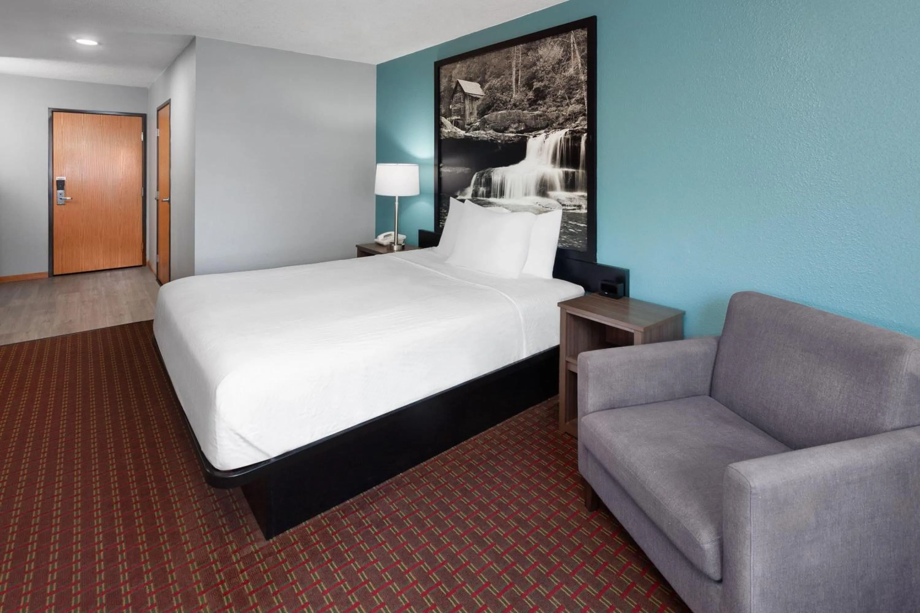 Photo of the whole room, Bed in Super 8 by Wyndham McHenry Fox Lake Area