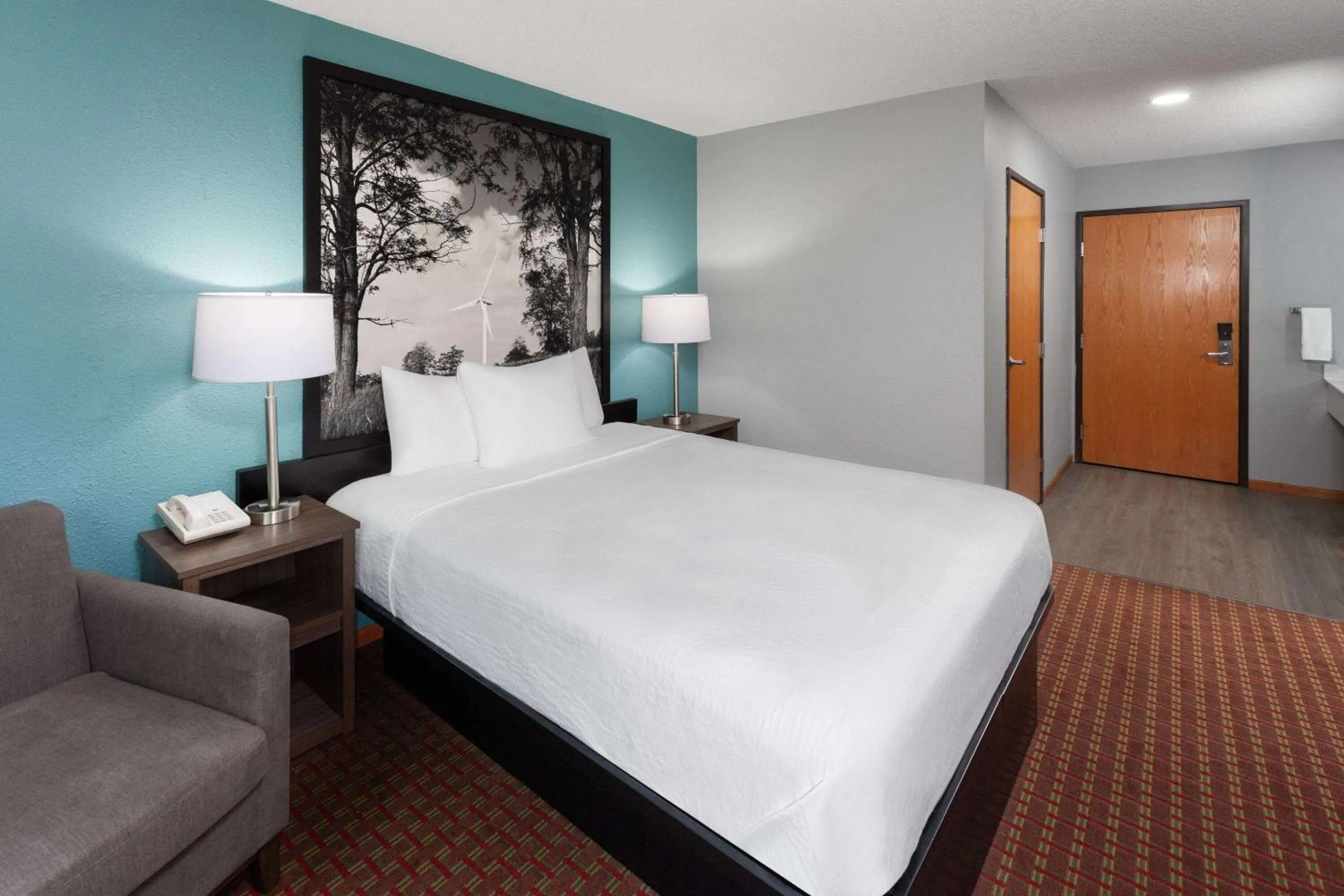 Photo of the whole room, Bed in Super 8 by Wyndham McHenry Fox Lake Area