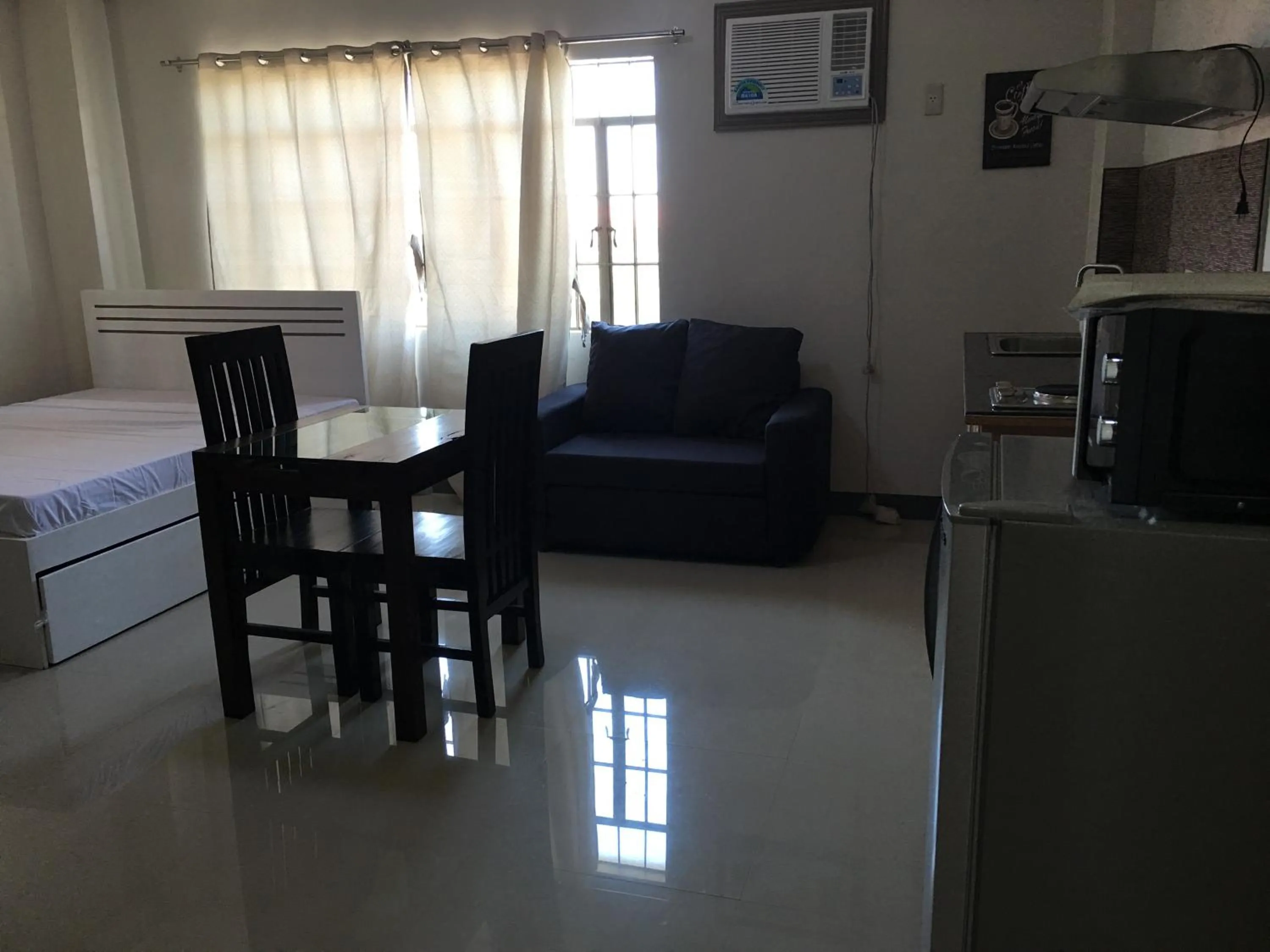 Dining area, Bed in Beinte Singko de Marso Apartments