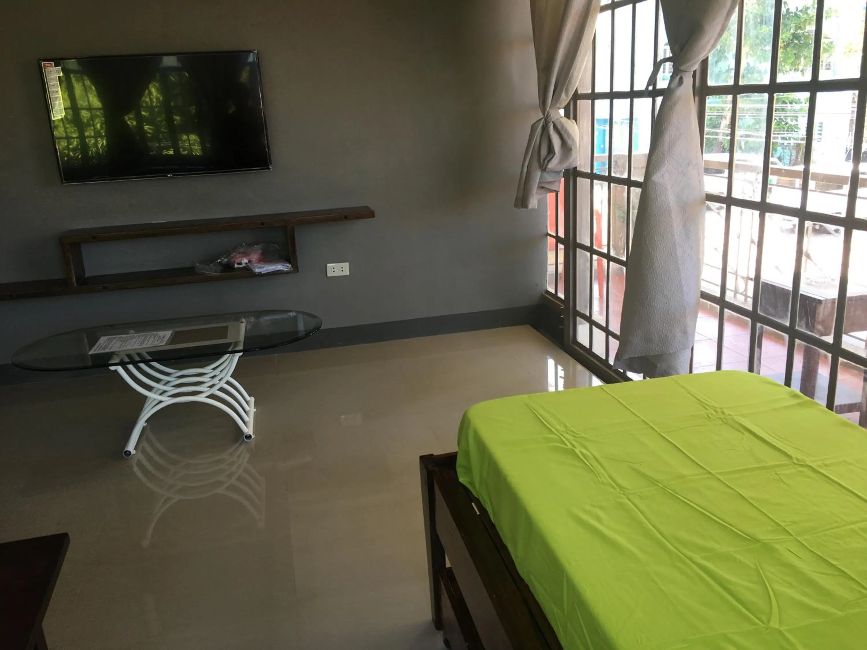 TV and multimedia, Bed in Beinte Singko de Marso Apartments