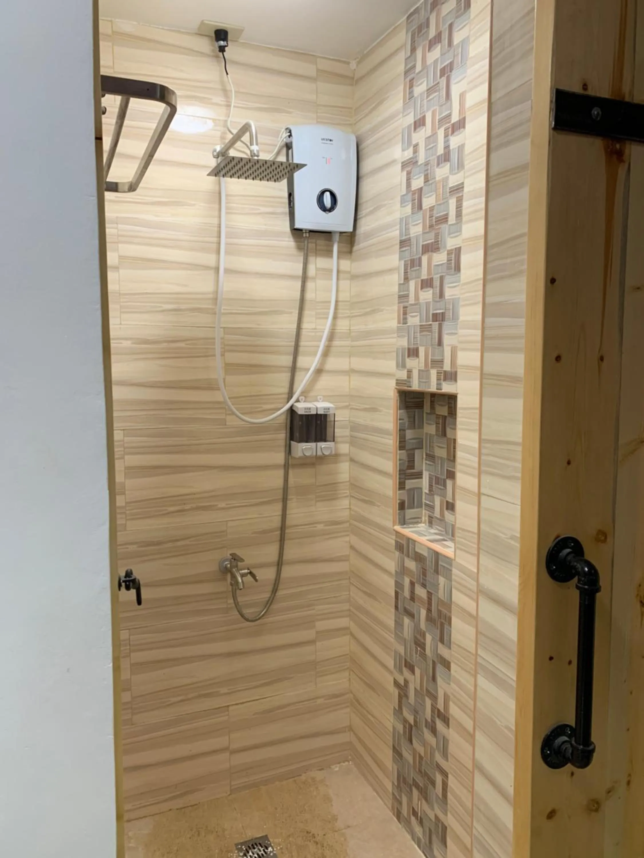 Shower in Beinte Singko de Marso Apartments
