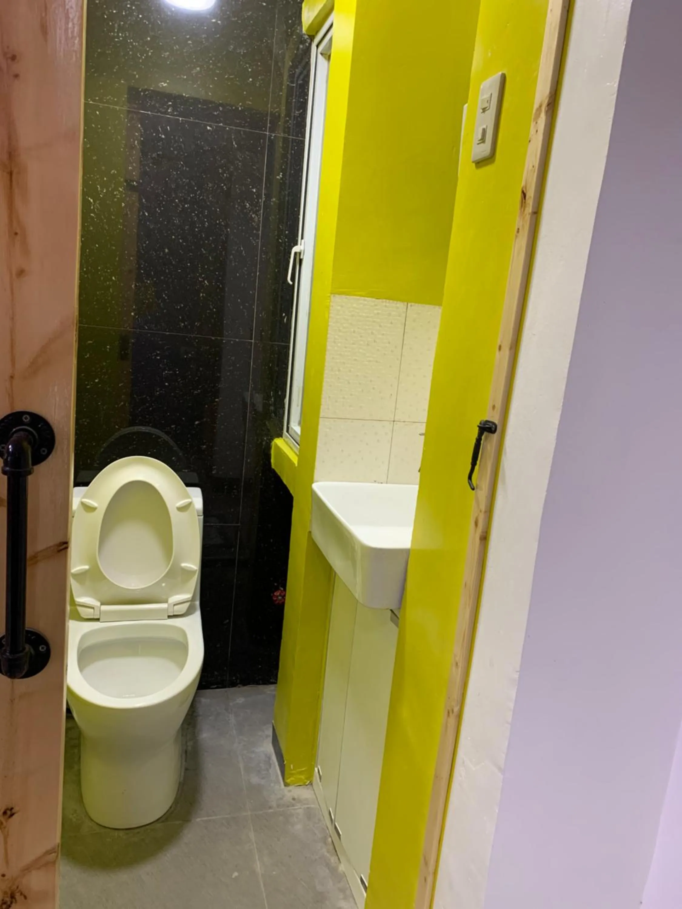 Toilet in Beinte Singko de Marso Apartments