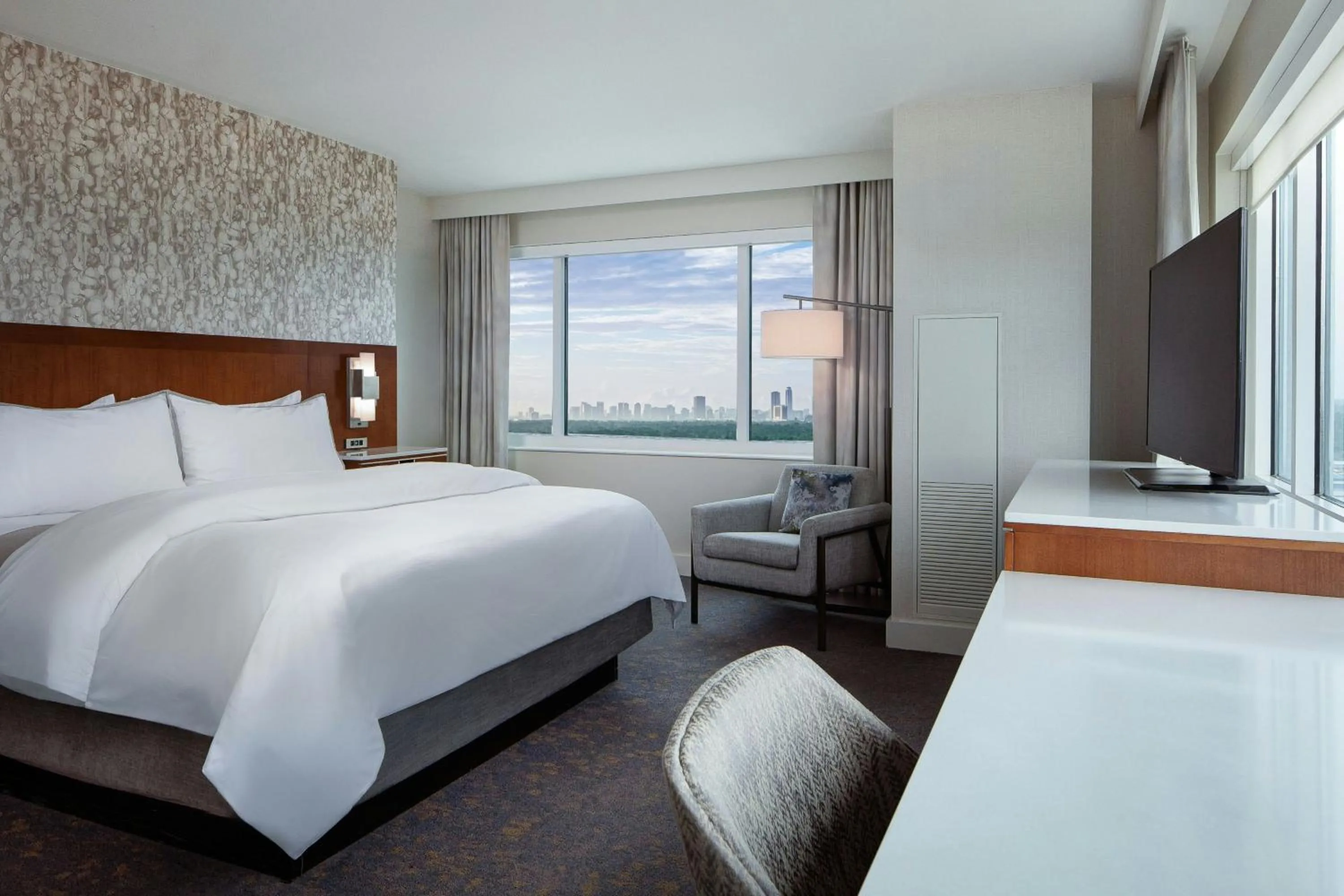 Photo of the whole room, Bed in The Westin Houston, Memorial City