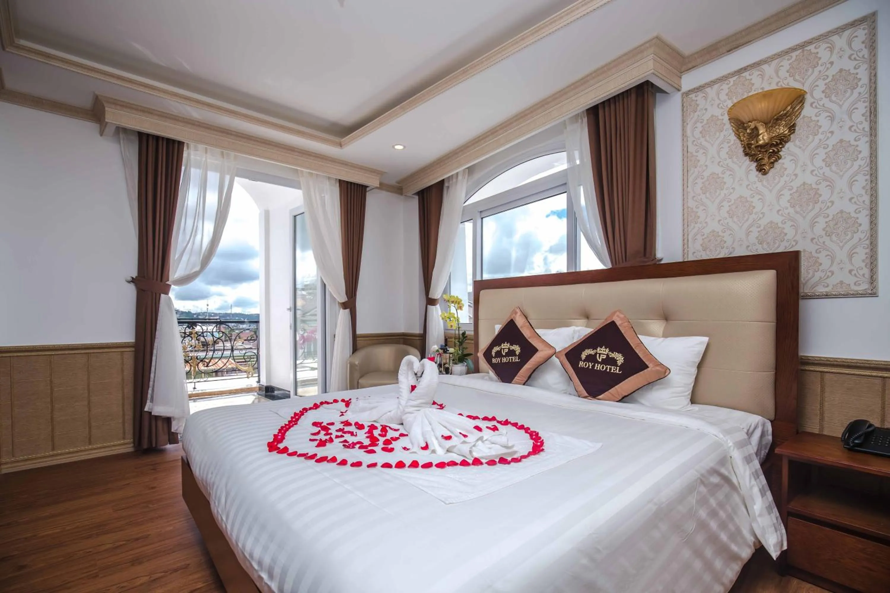 Photo of the whole room, Bed in Roy Dala Hotel