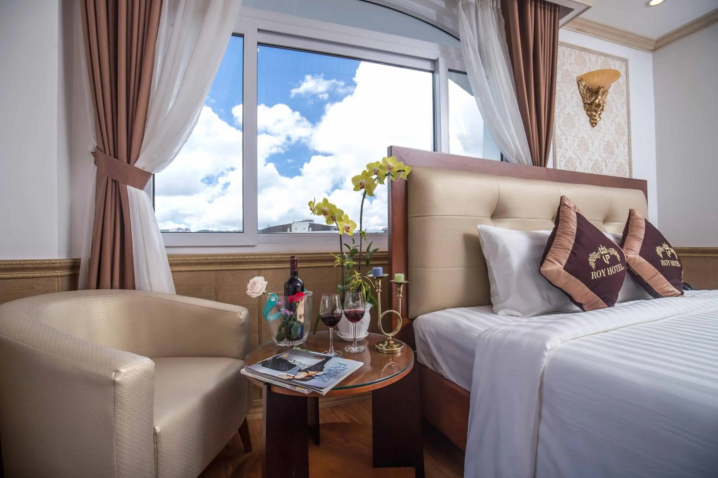 Seating area, Bed in Roy Dala Hotel