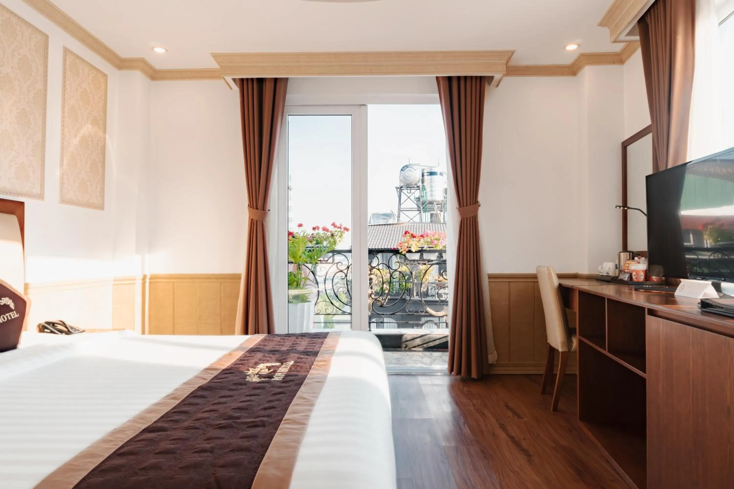 View (from property/room), Bed in Roy Dala Hotel