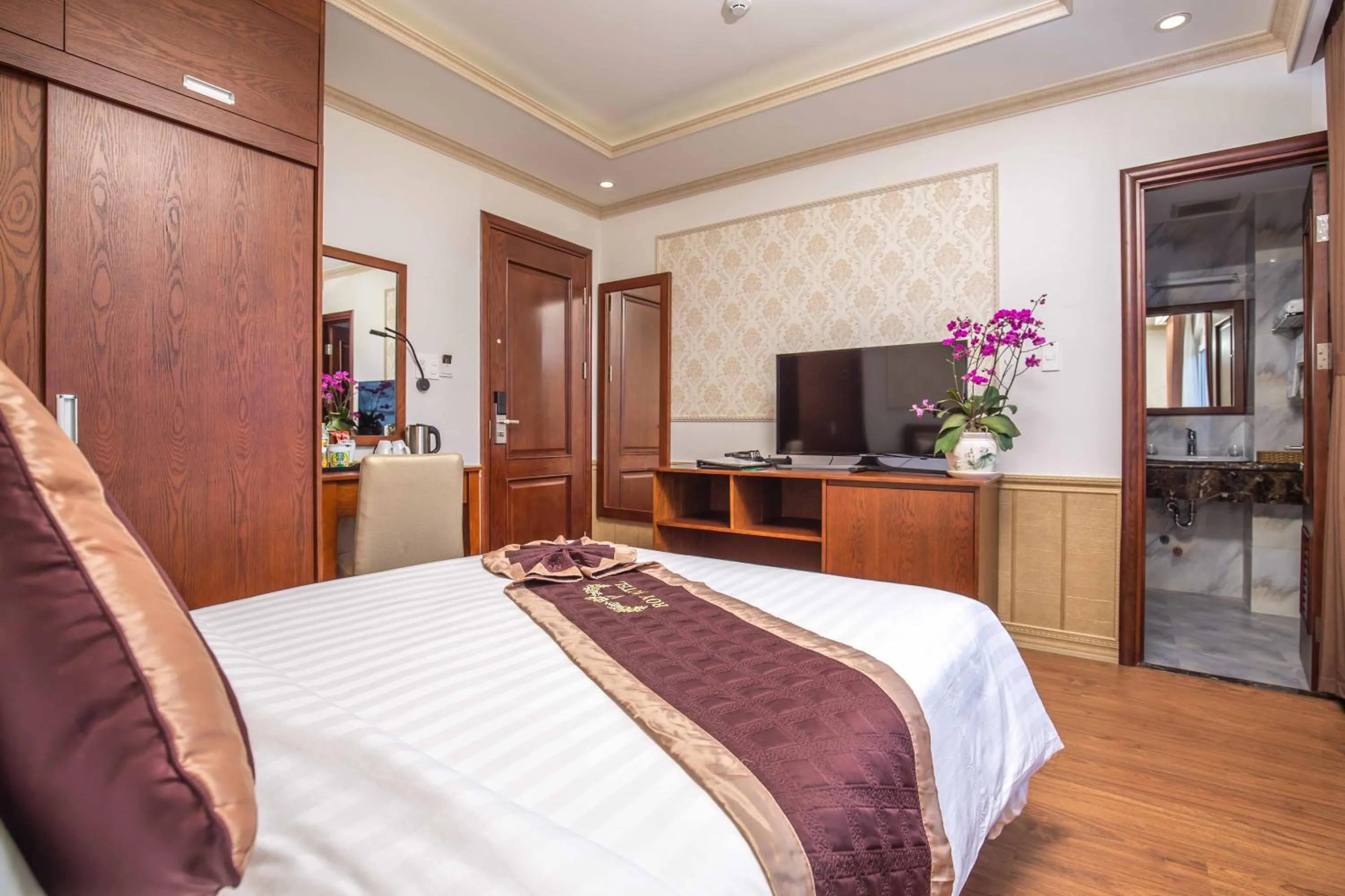 TV and multimedia, Bed in Roy Dala Hotel