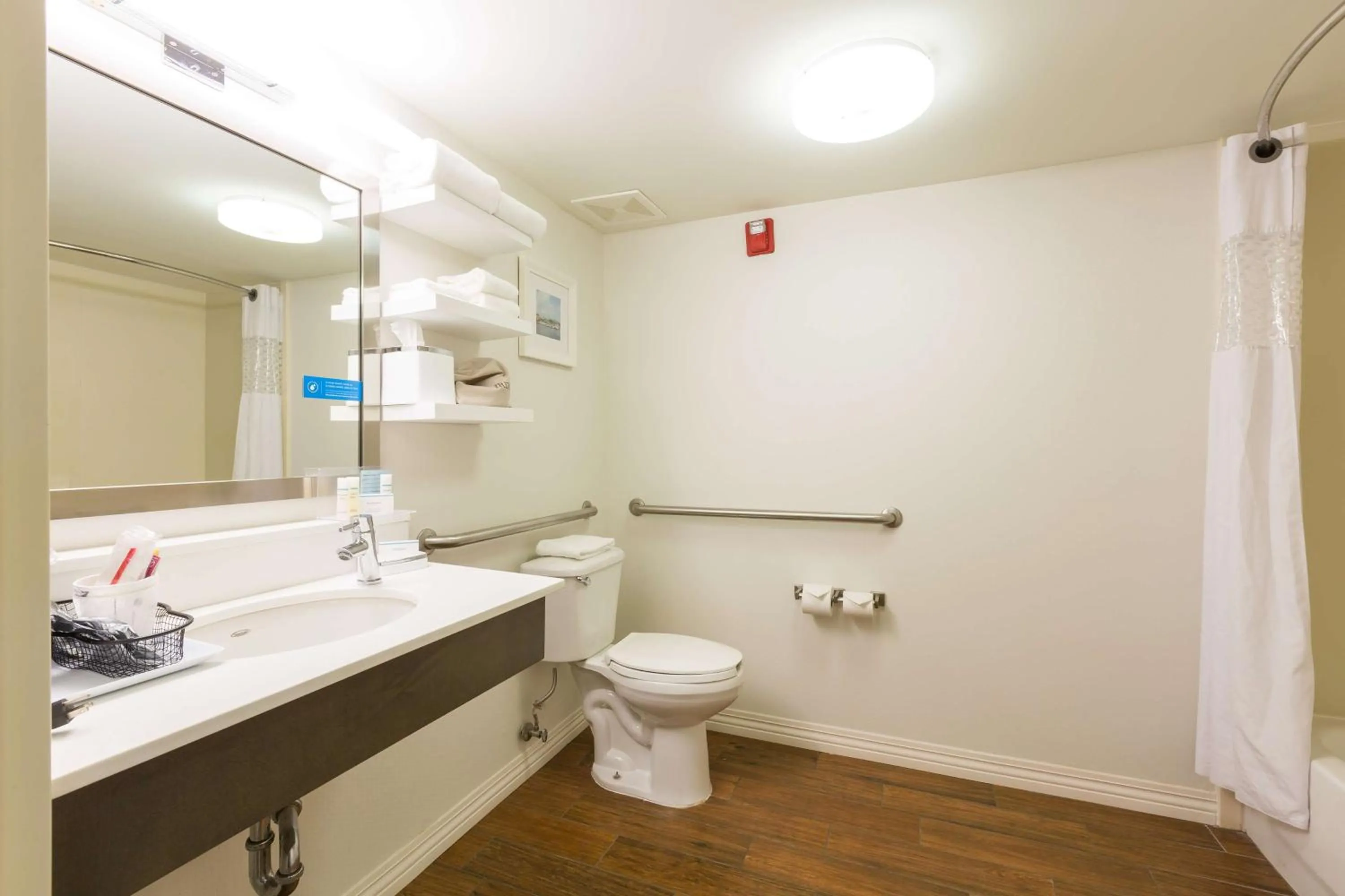 Bathroom in Hampton Inn Washington