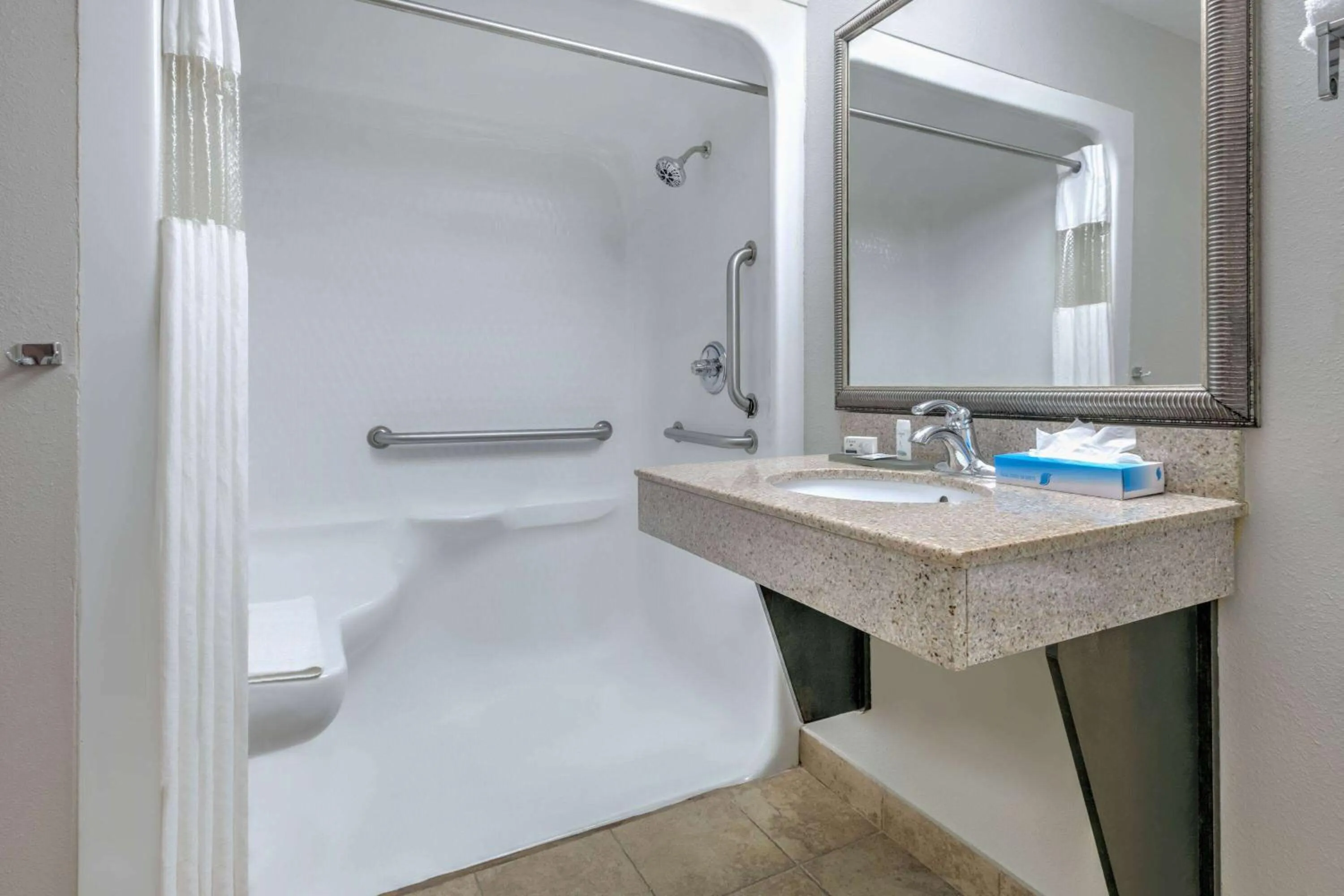 TV and multimedia in La Quinta by Wyndham Tulsa Airport / Expo Square