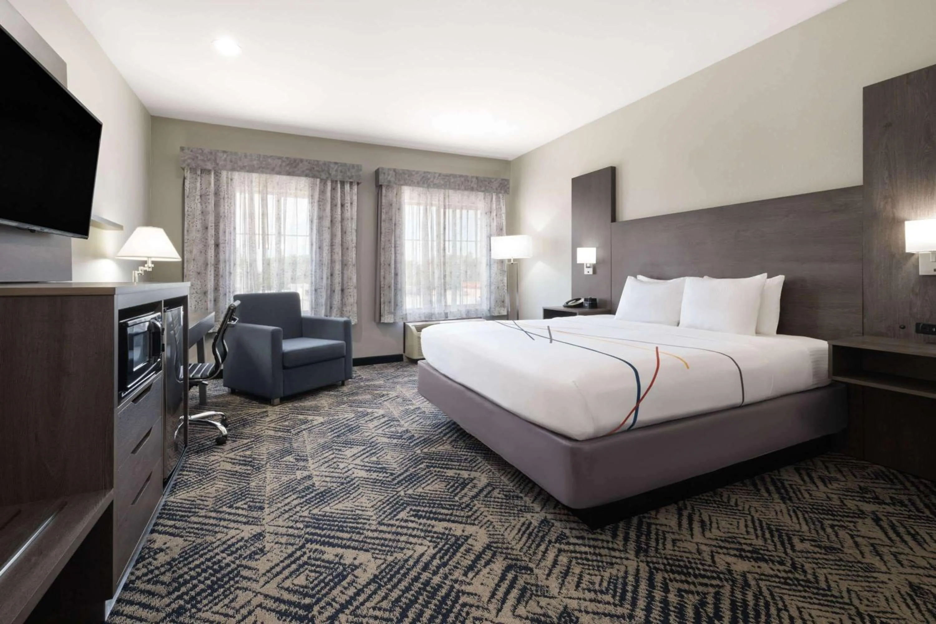Photo of the whole room, Bed in La Quinta by Wyndham Tulsa Airport / Expo Square