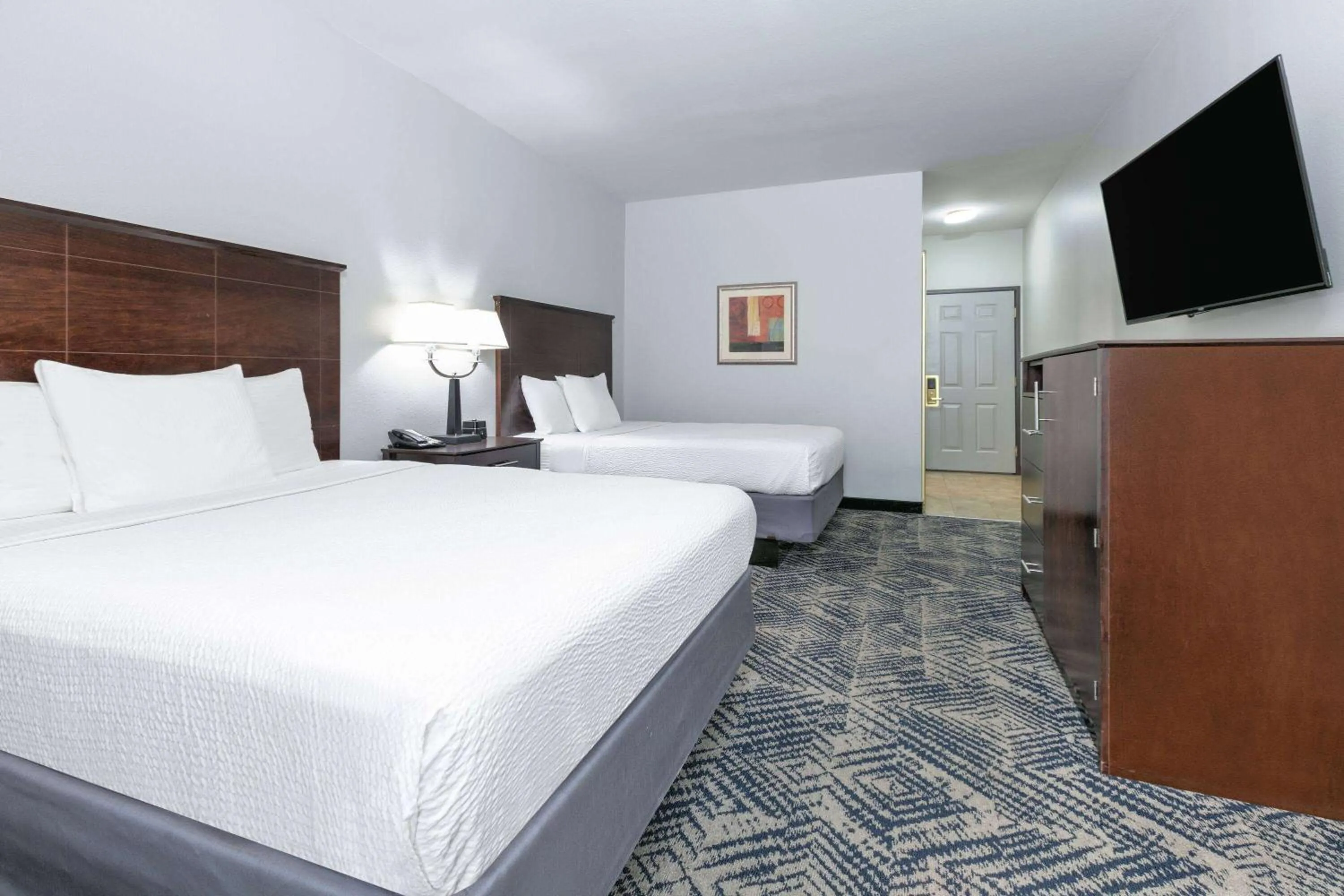 Photo of the whole room, Bed in La Quinta by Wyndham Tulsa Airport / Expo Square