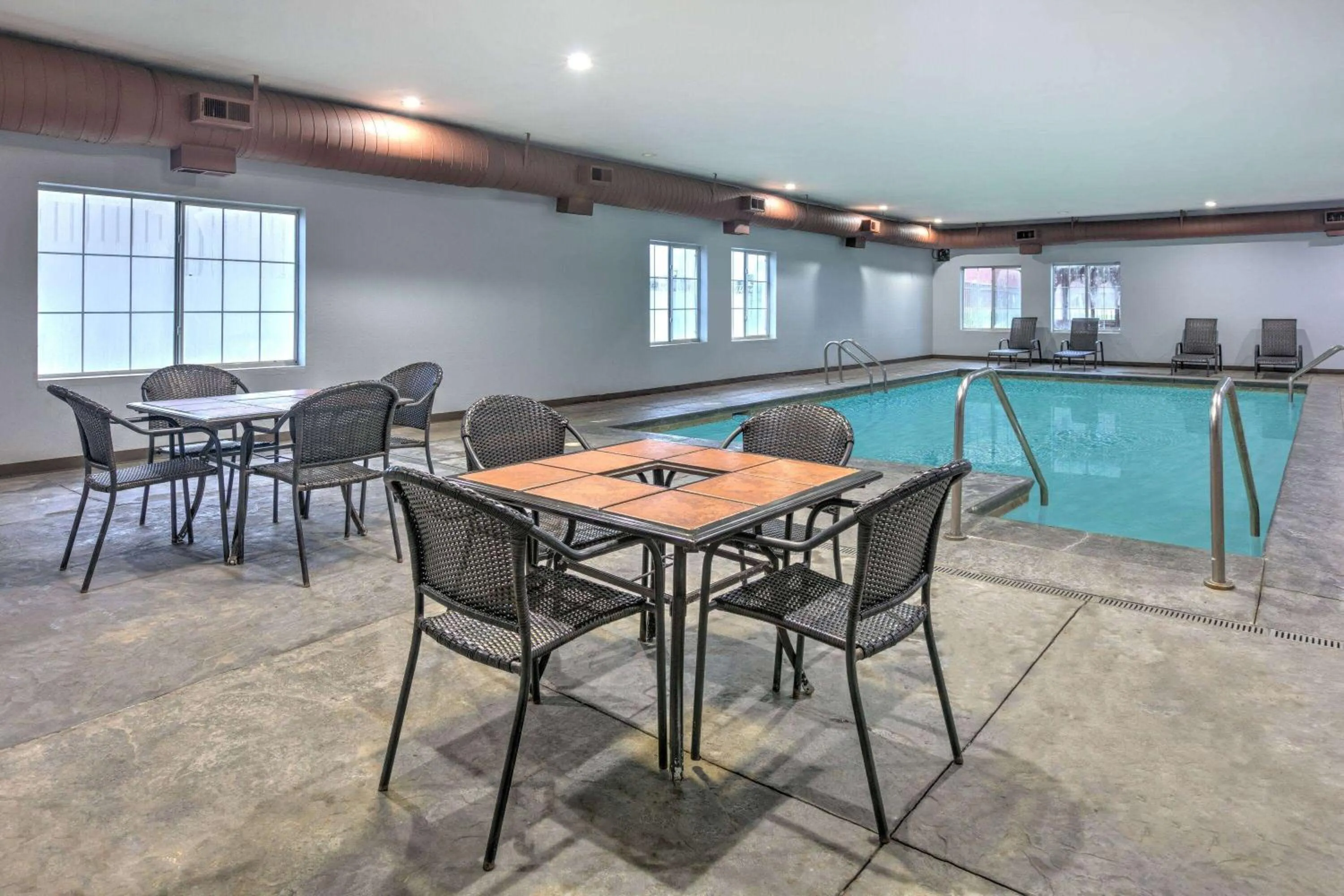 Pool view in La Quinta by Wyndham Tulsa Airport / Expo Square