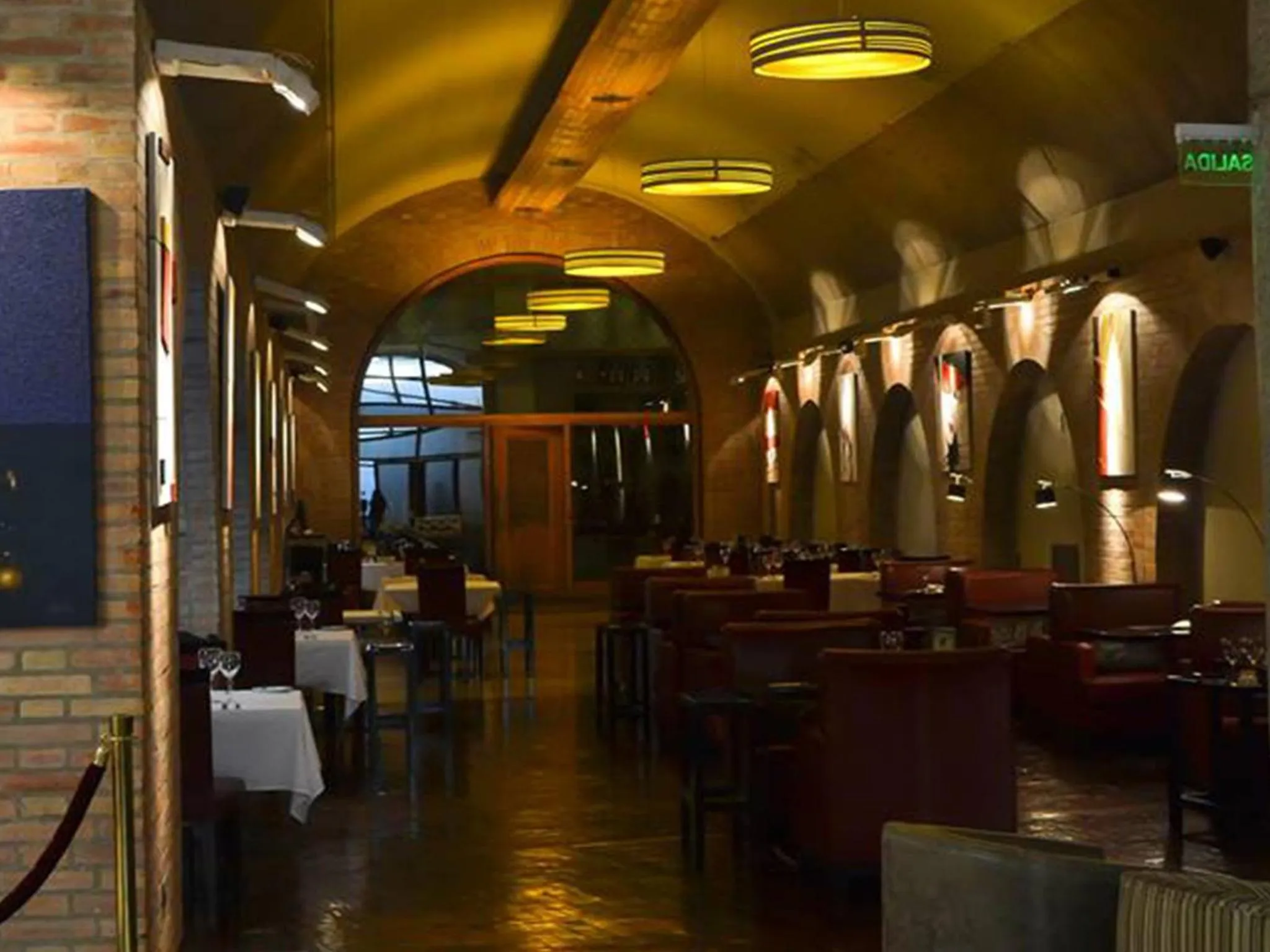 Restaurant/places to eat in Hotel Del Bono Park