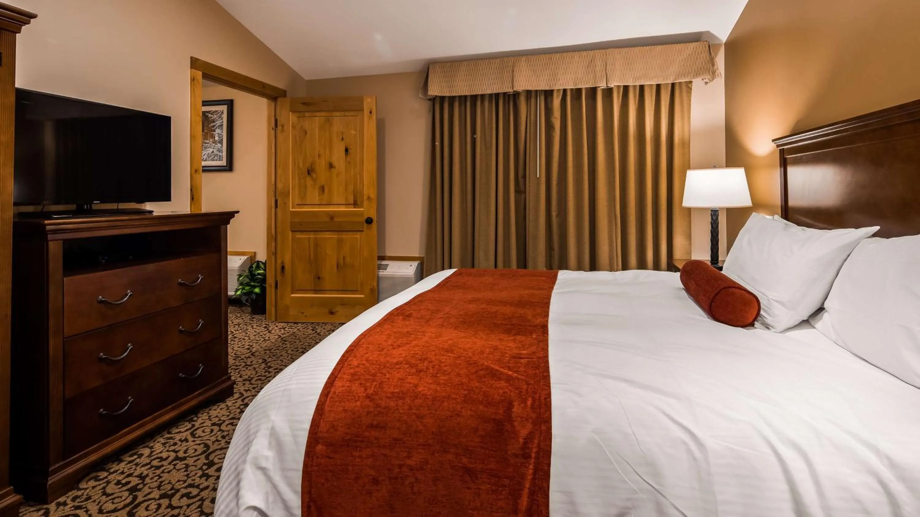 Bedroom, Bed in Best Western Tyrolean Lodge