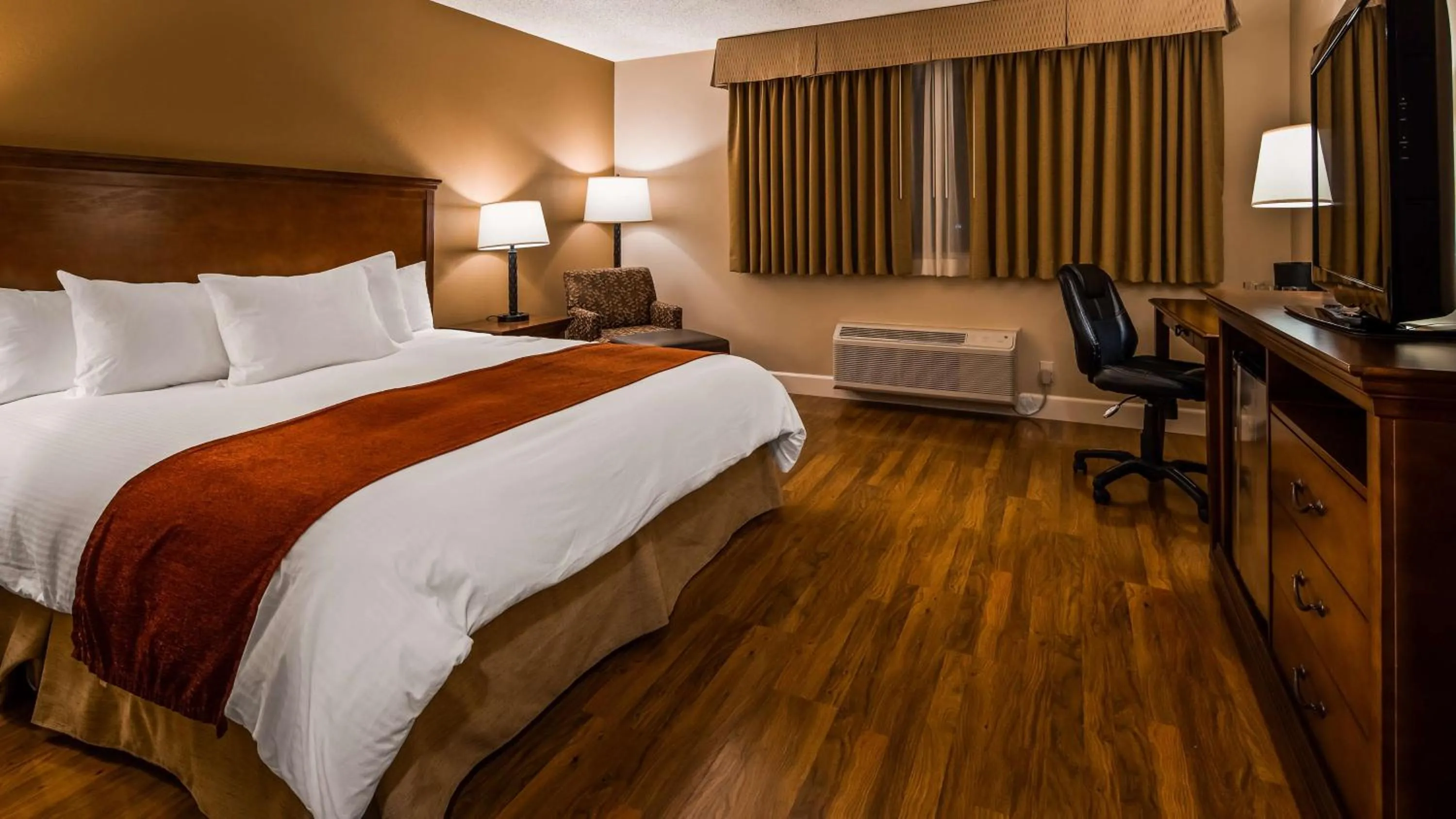 Bedroom, Bed in Best Western Tyrolean Lodge