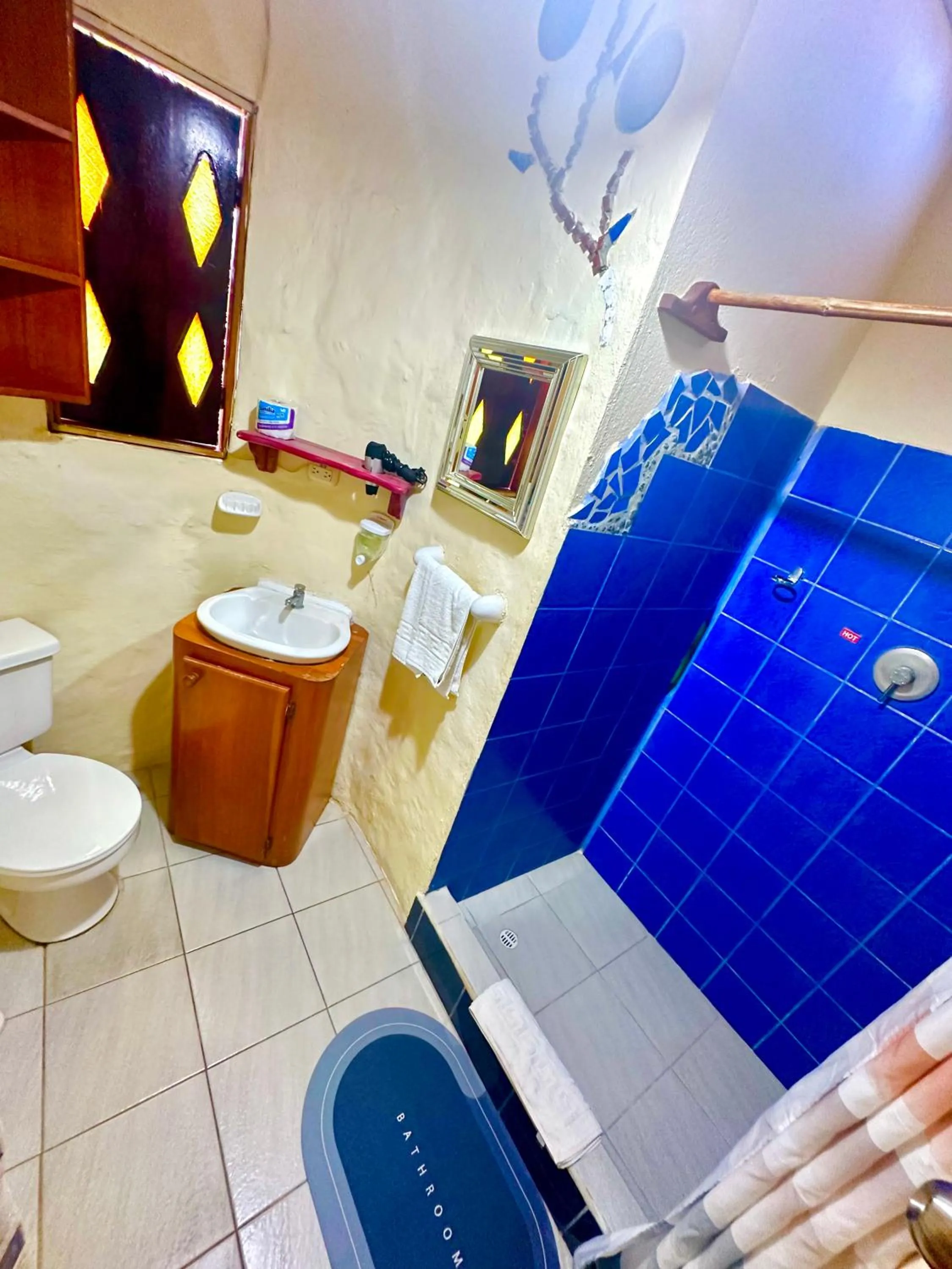 Bathroom in Casa del Lago Lodging House