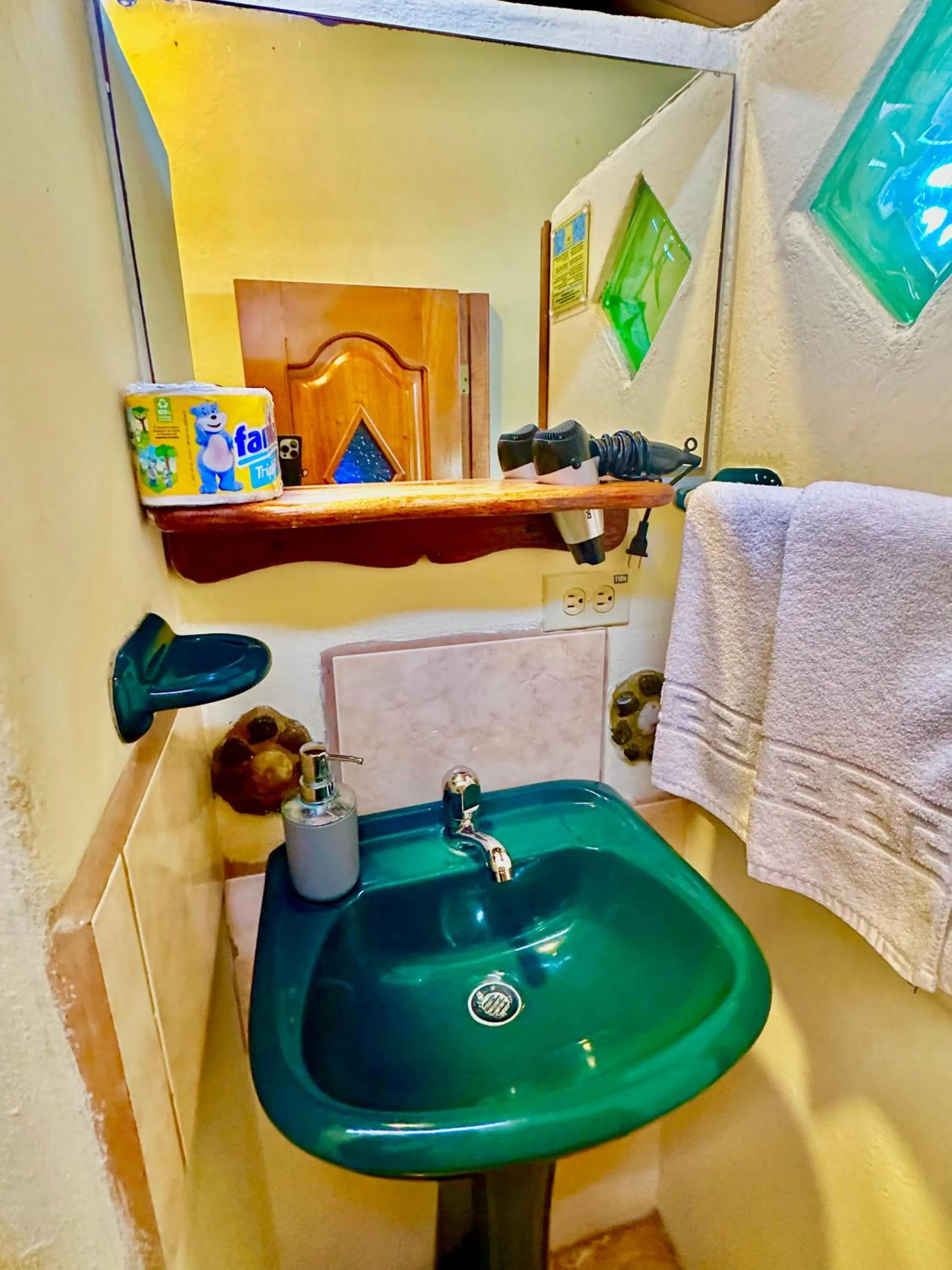 Bathroom in Casa del Lago Lodging House