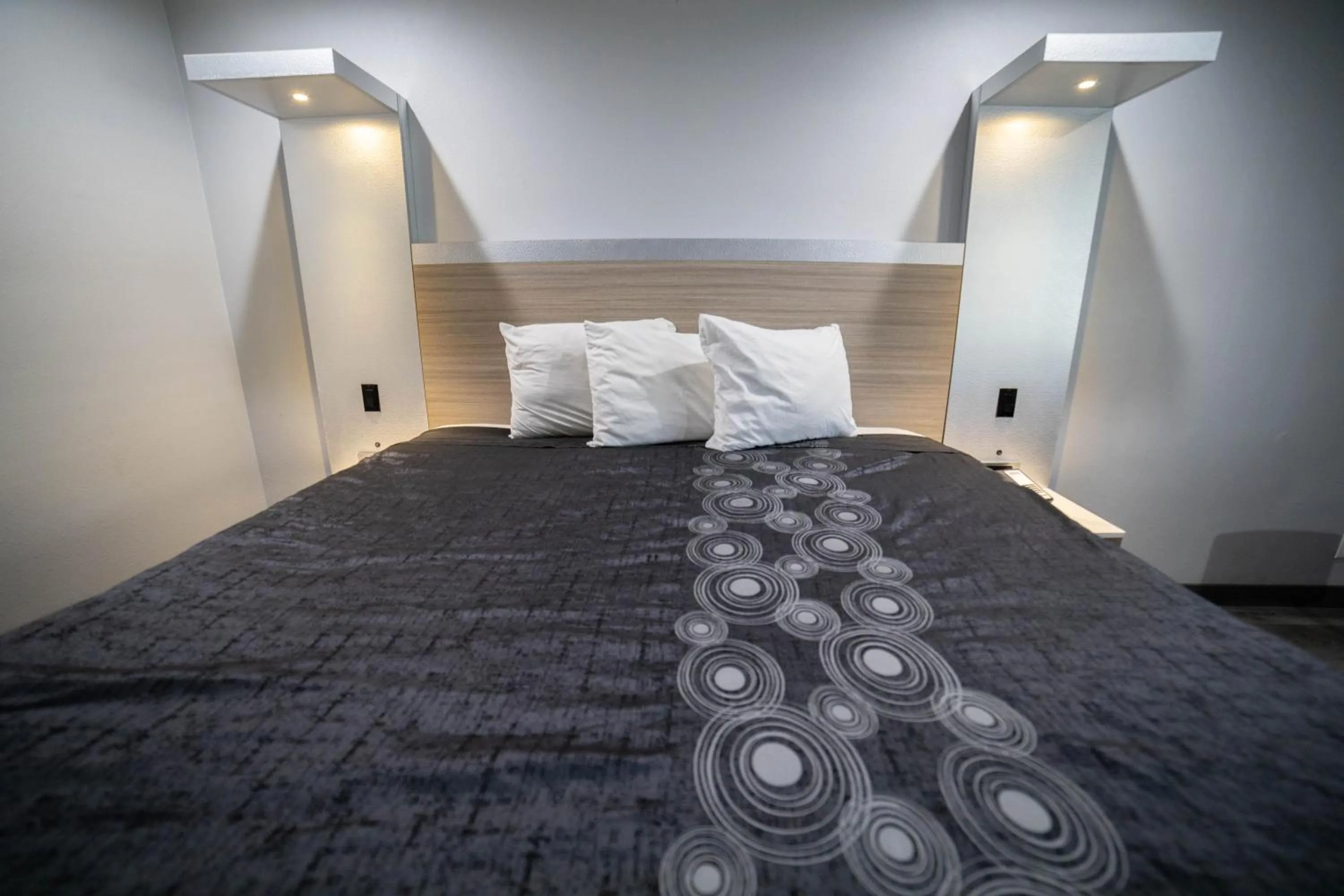 Bedroom, Bed in Travelodge by Wyndham Whittier