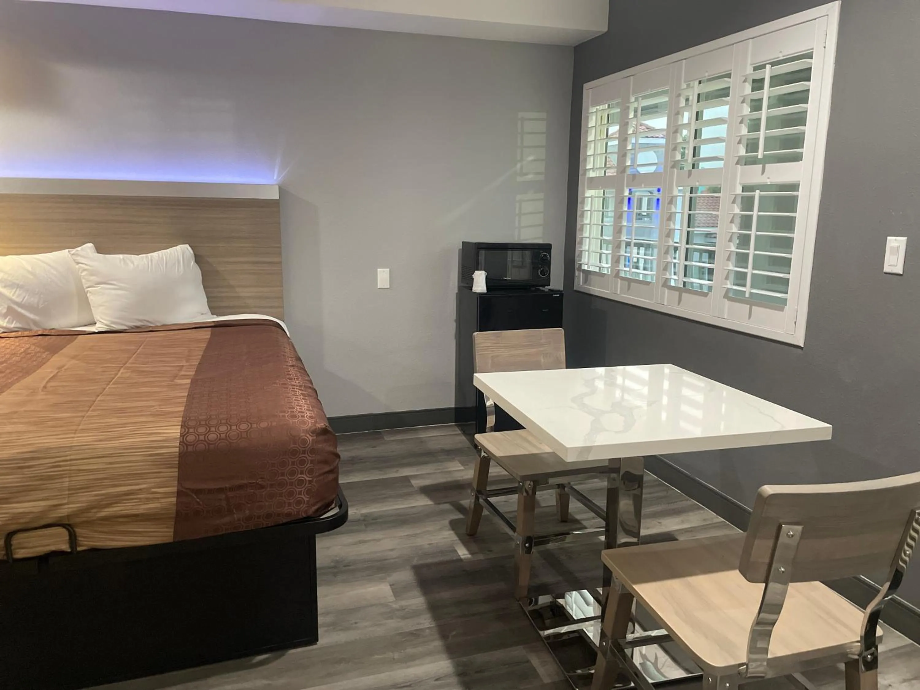 Bedroom, Bed in Travelodge by Wyndham Whittier