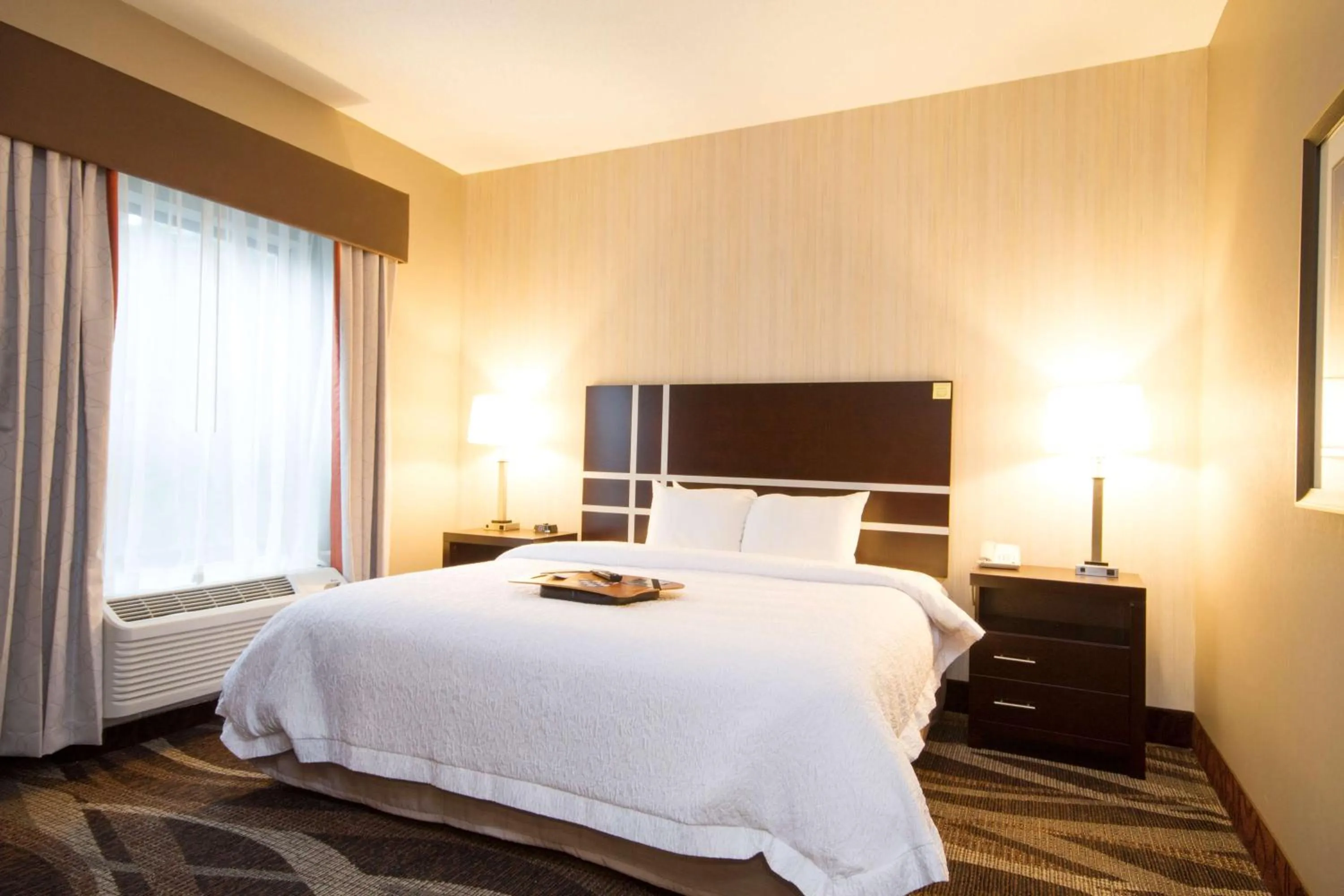 Bed in Hampton Inn Marshall