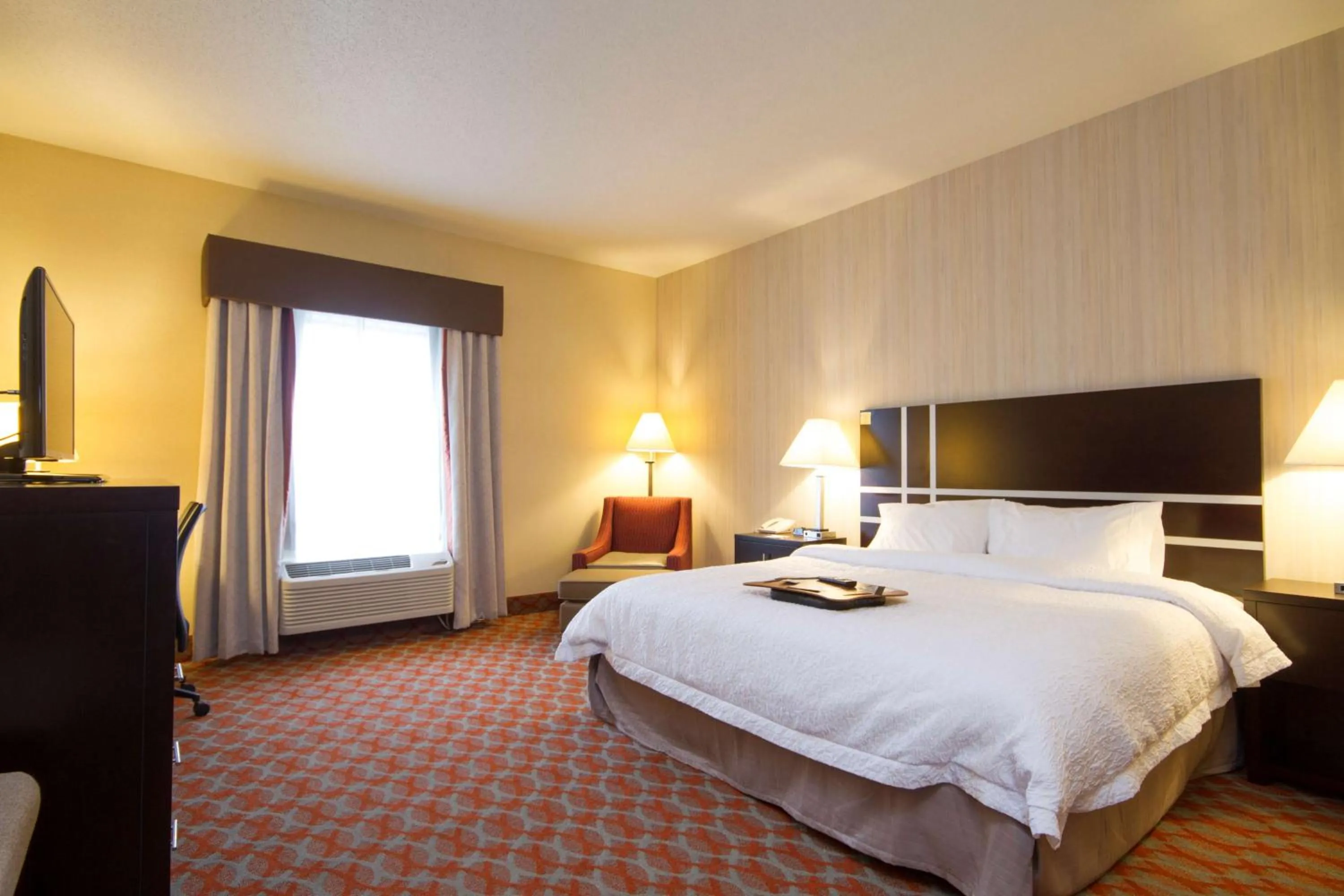 Bed in Hampton Inn Marshall