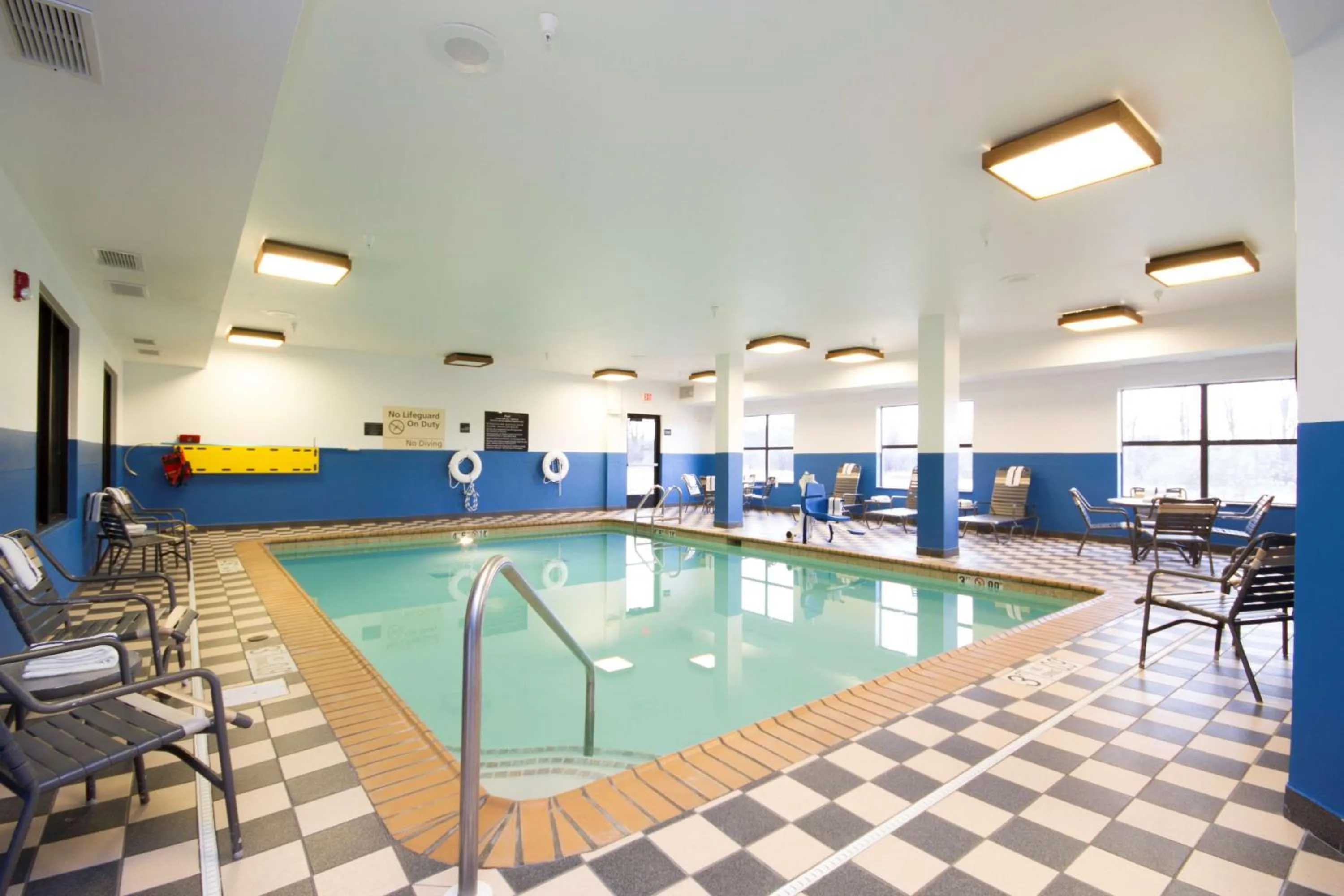 Pool view in Hampton Inn Marshall